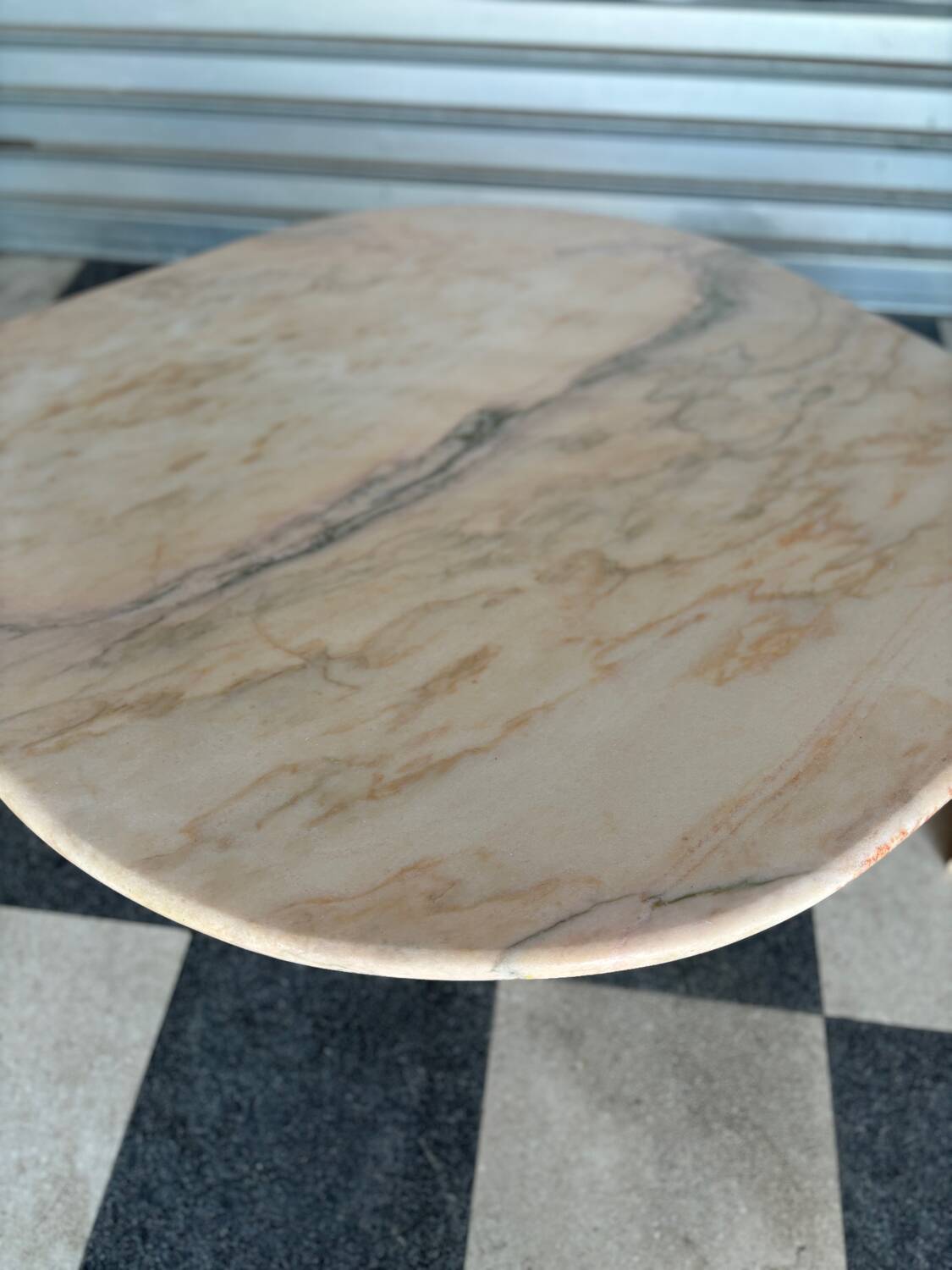 Table basse vintage en marbre rose