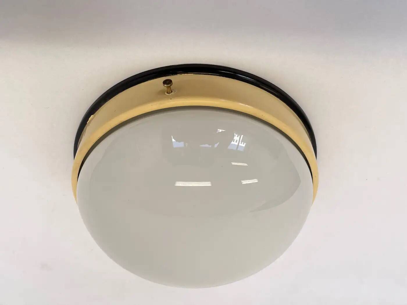 Paire de plafonniers ou appliques encastrées de style Bauhaus en bakélite, années 1940