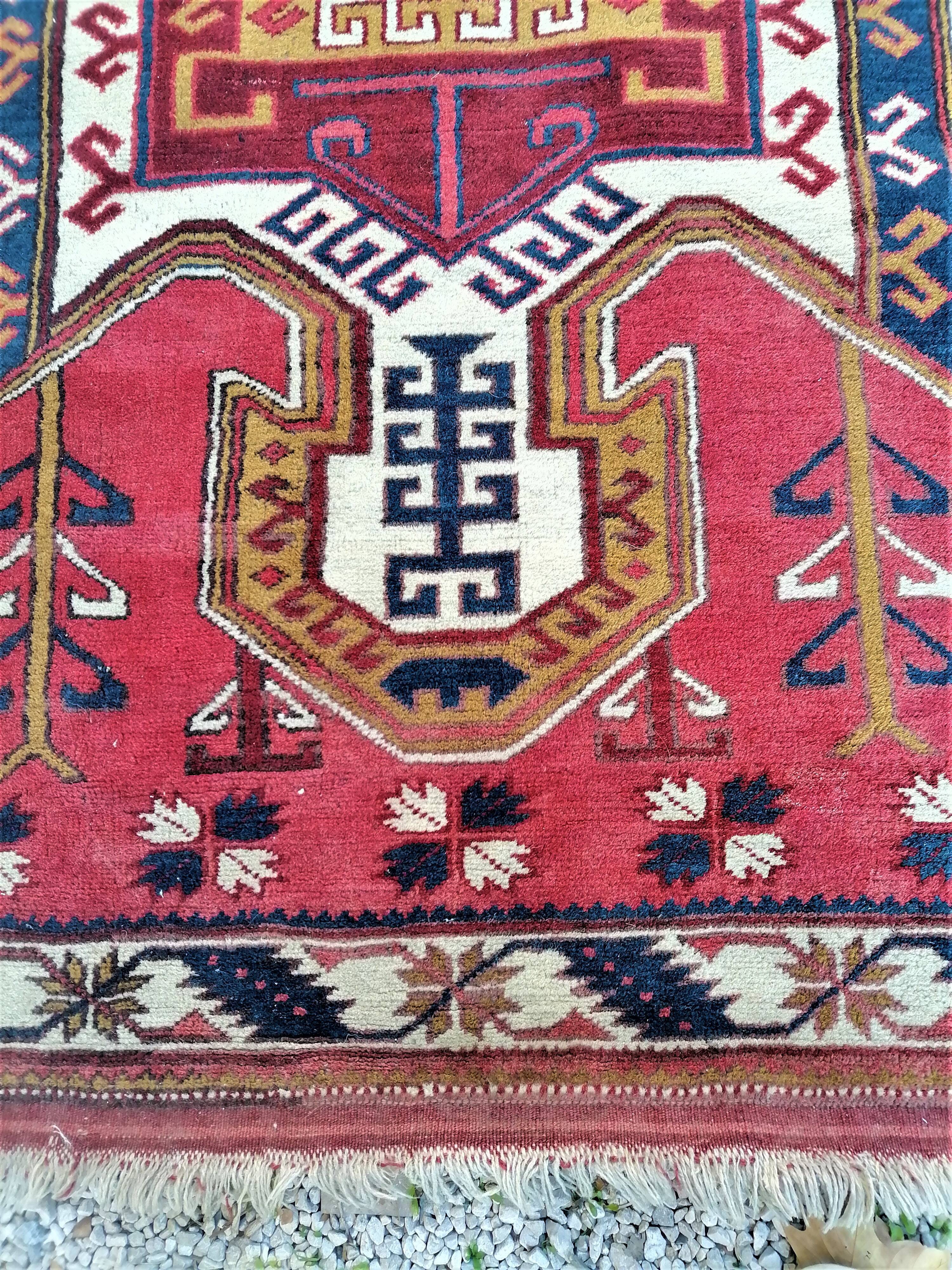 Old oriental carpet. wool made hands. ( 190 x 112 )