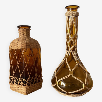 Deux carafes ambrées