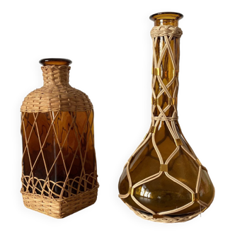 Deux carafes ambrées