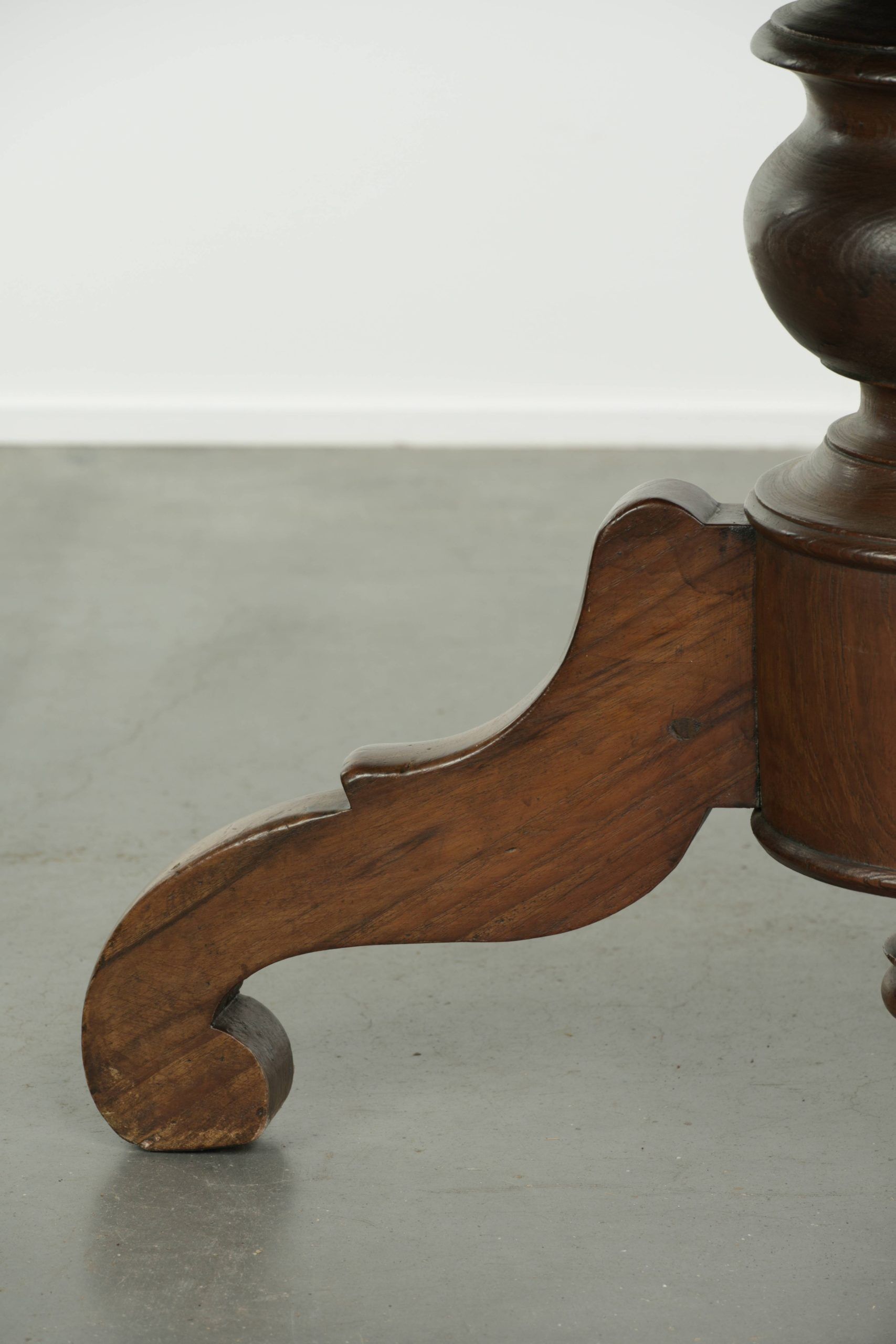 Table à manger ronde rustique en bois subtil avec une belle apparence.
