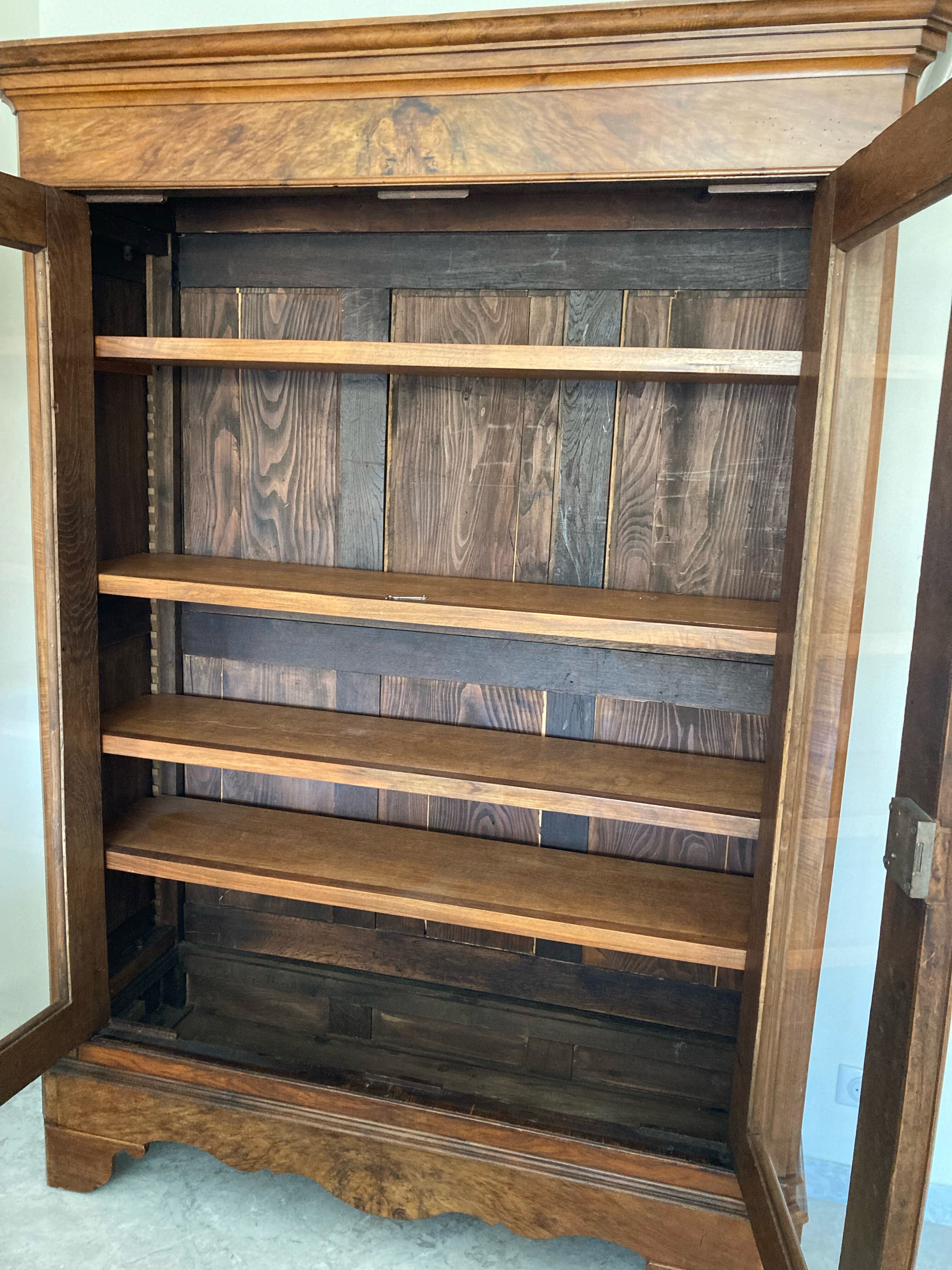 Showcase vessel or bookcase