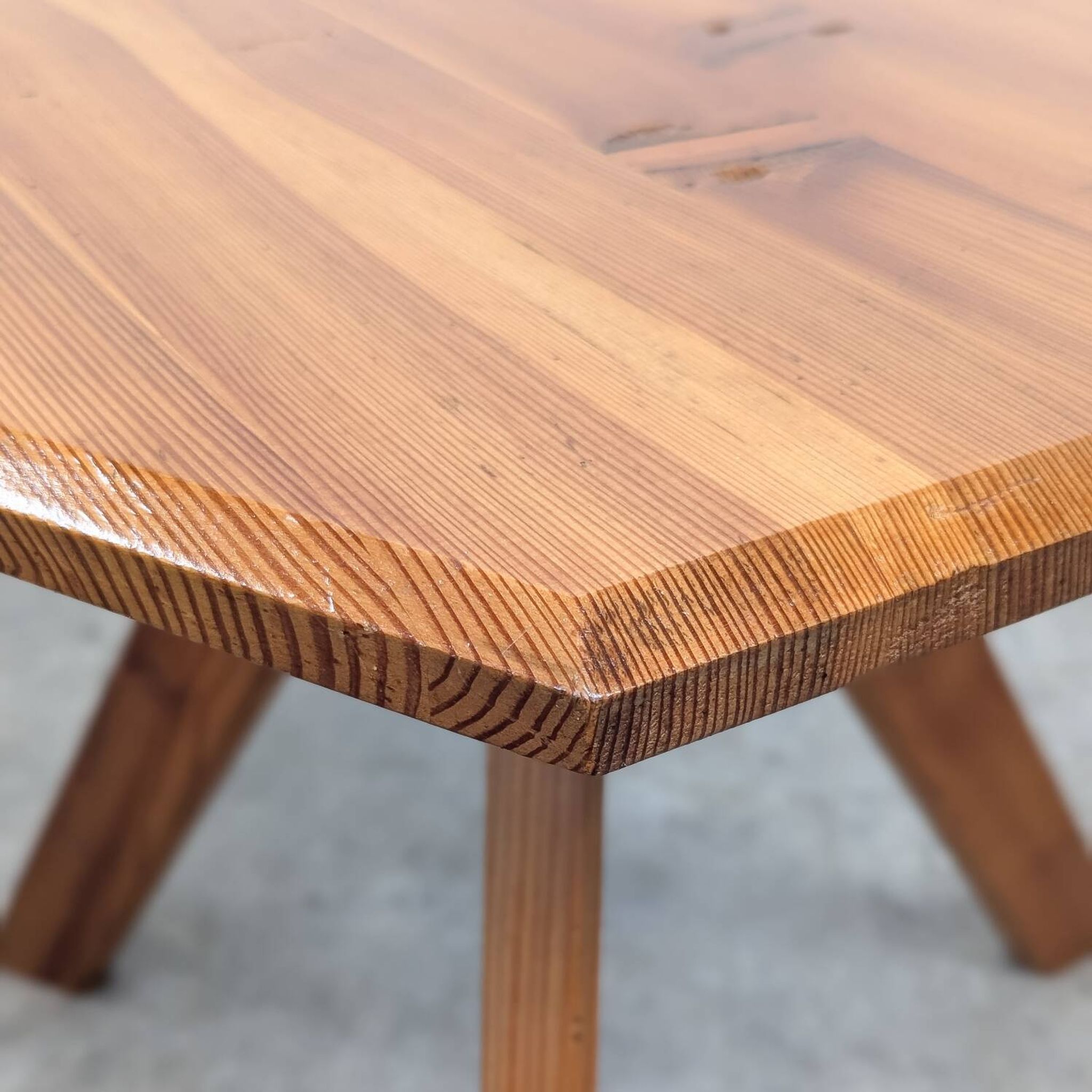 Table d'appoint brutaliste française en pin, années 1970