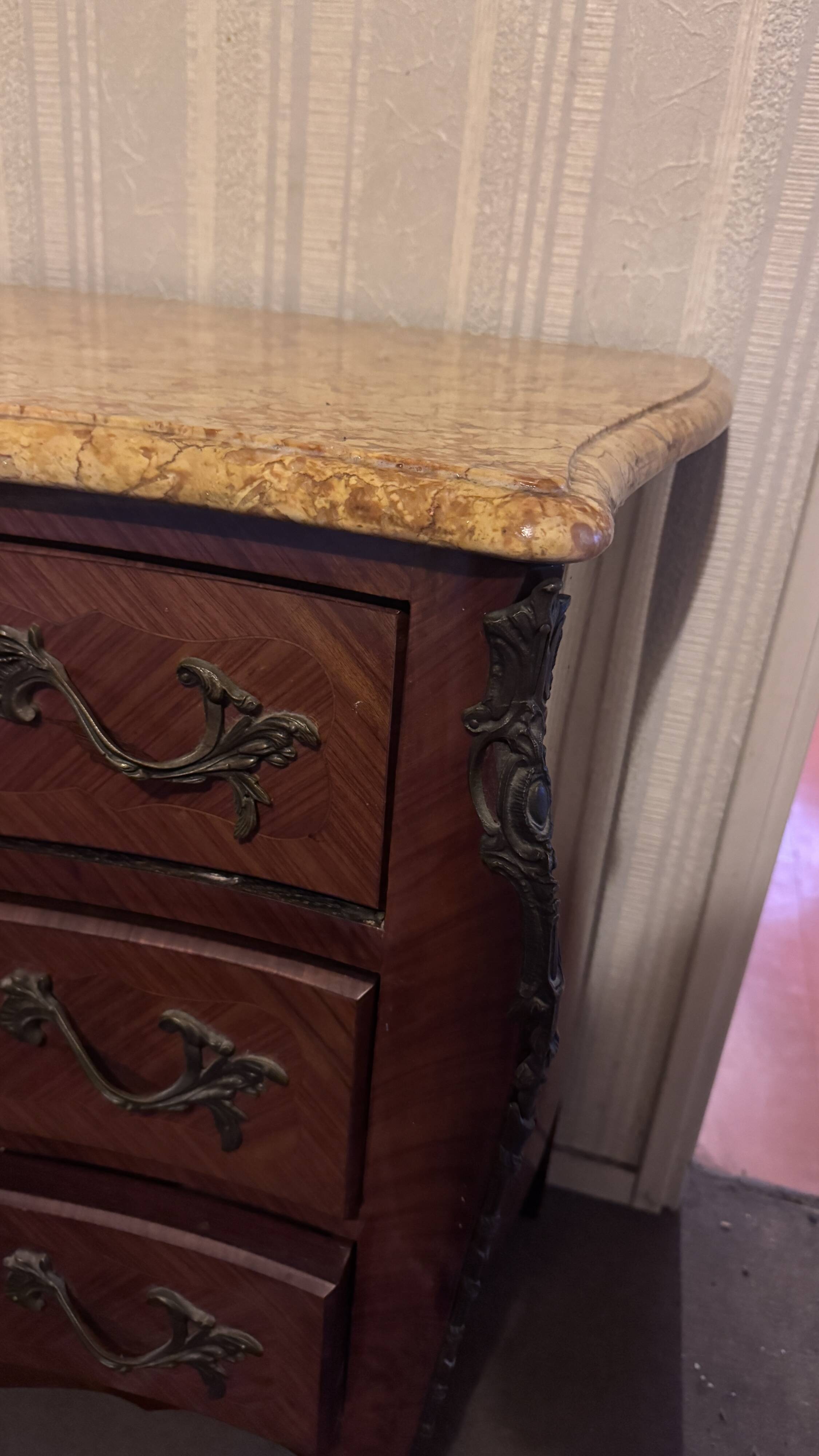 Curved commode in Louis XV style – Marble and bronze