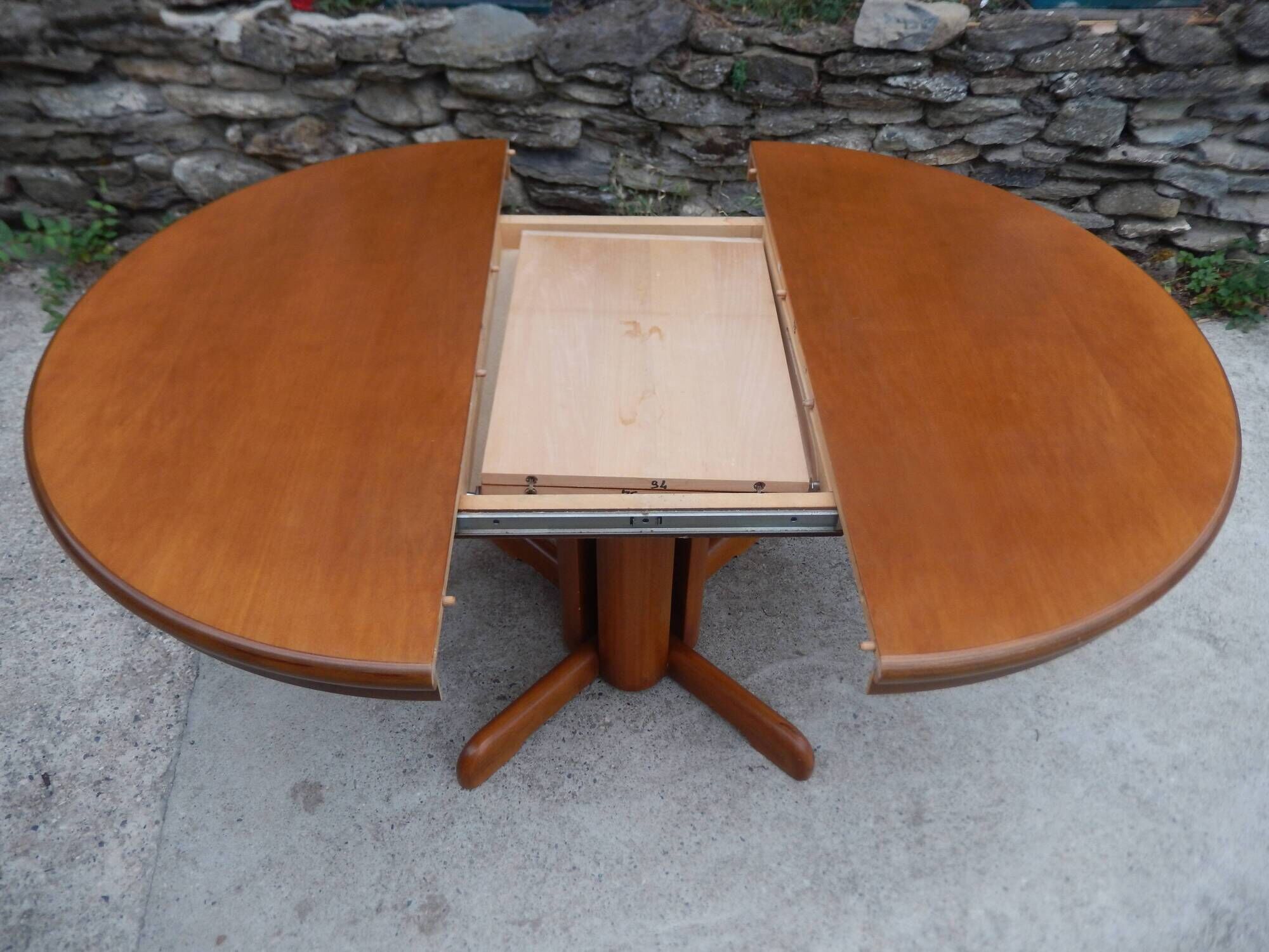 Magnifique table ronde scandinave à rallonge style Regain / Baumann