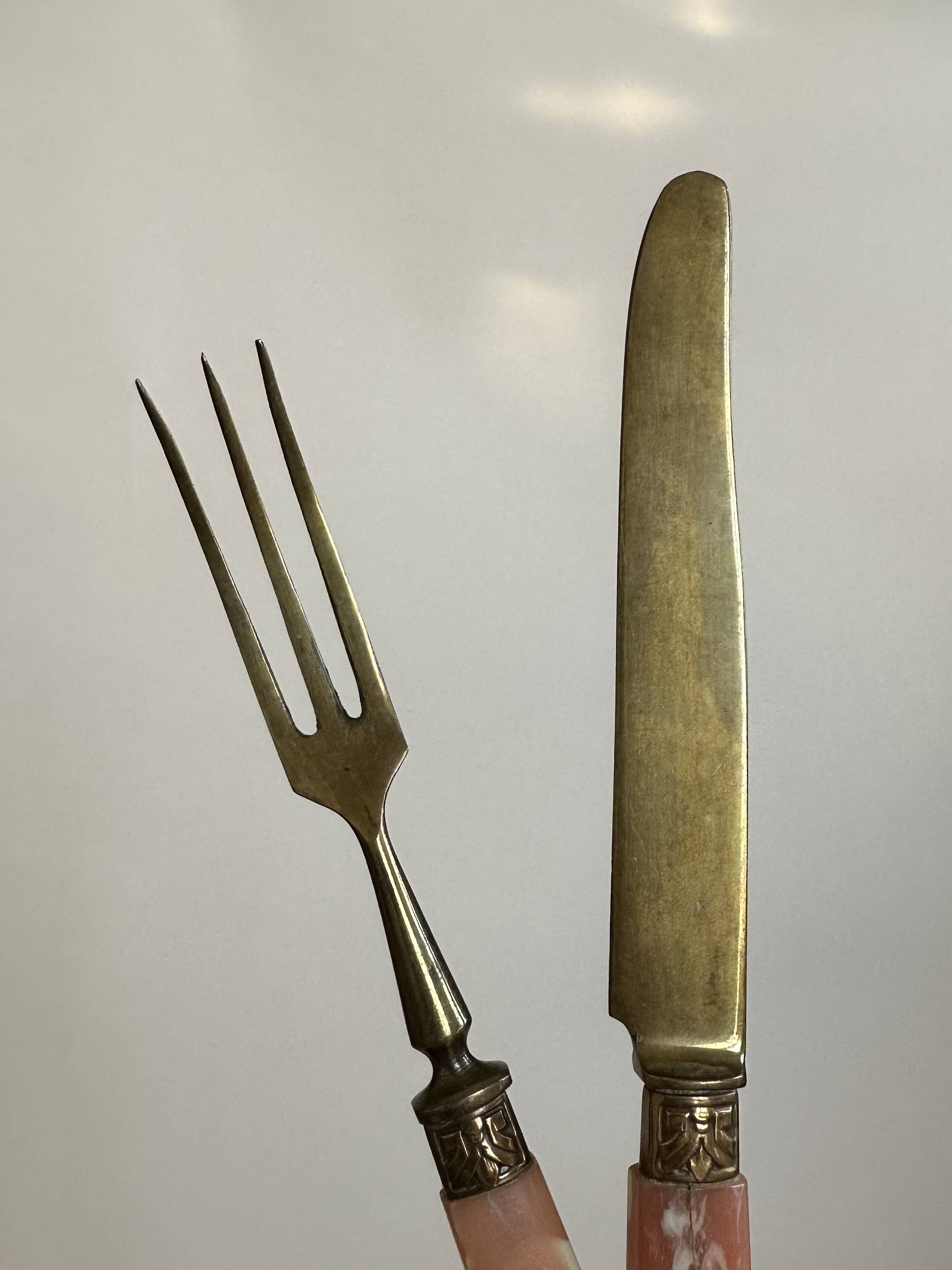 24-piece dessert service with pink mother-of-pearl handles.