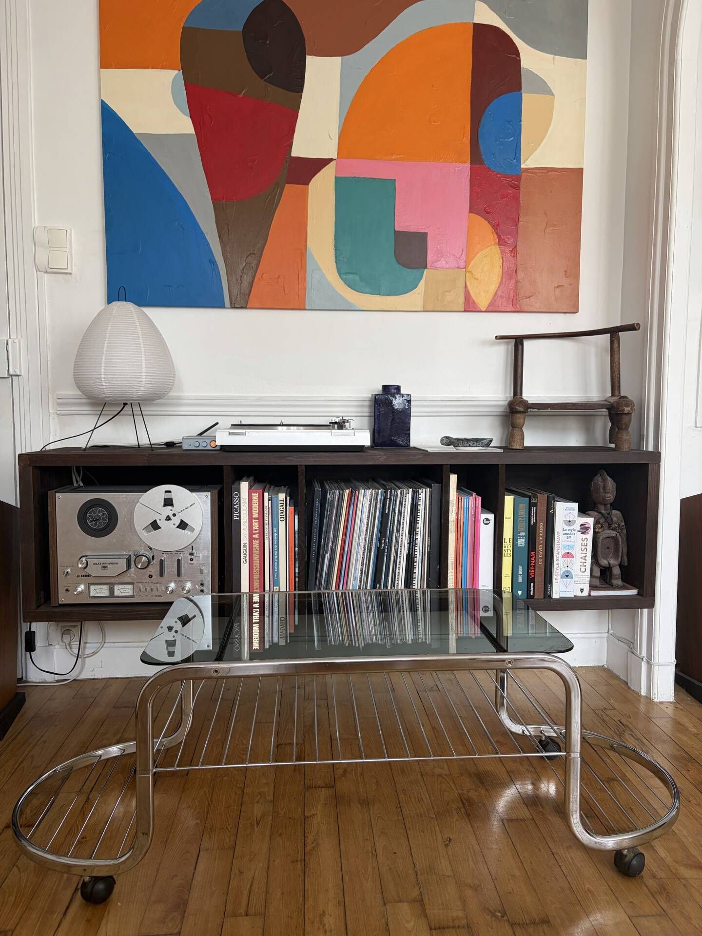 Table basse en métal et verre fumé 1970