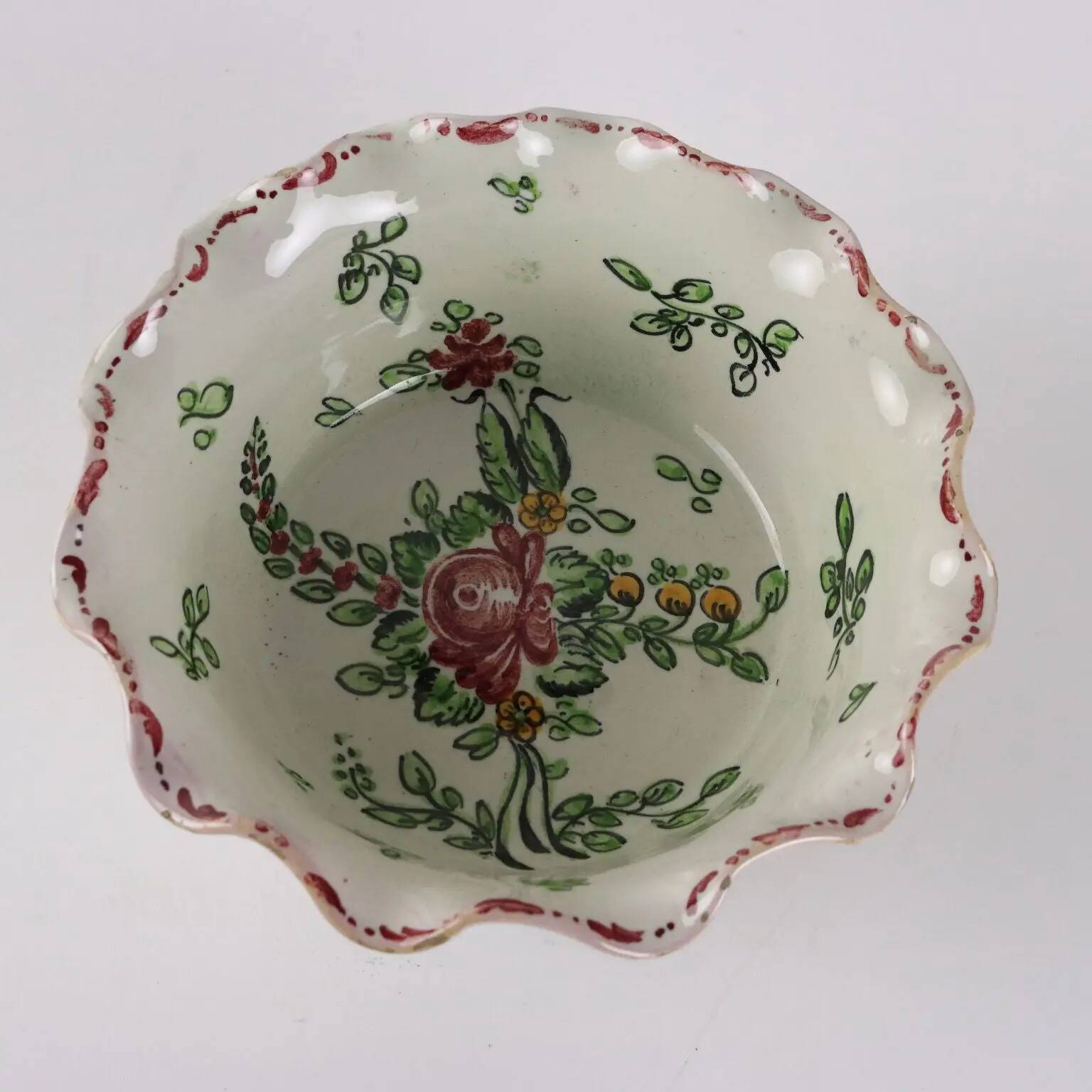Antique coupe in majolica by Molaroni, Pesaro manufacture, Italy, late 19th century.