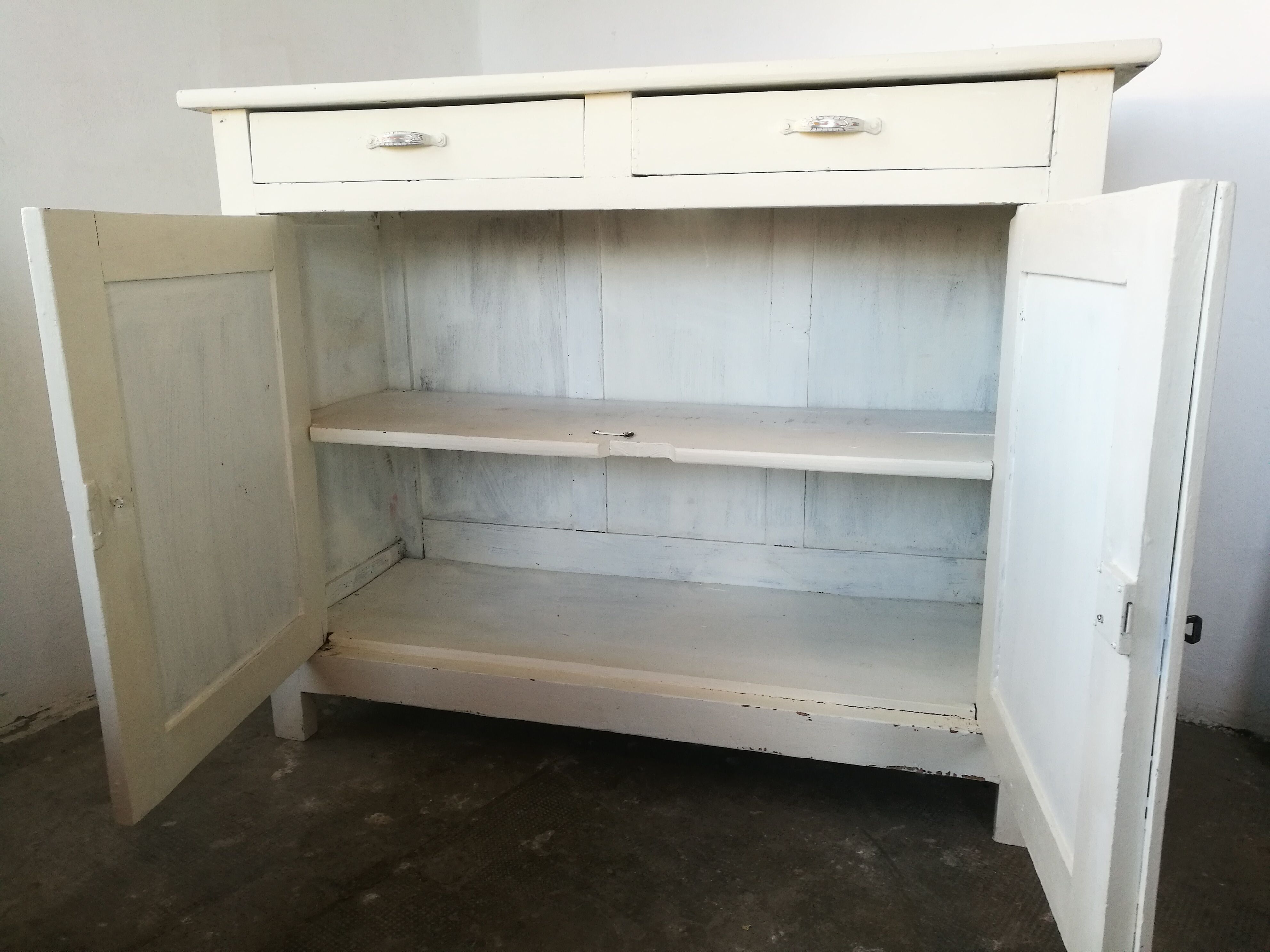 White parisian buffet