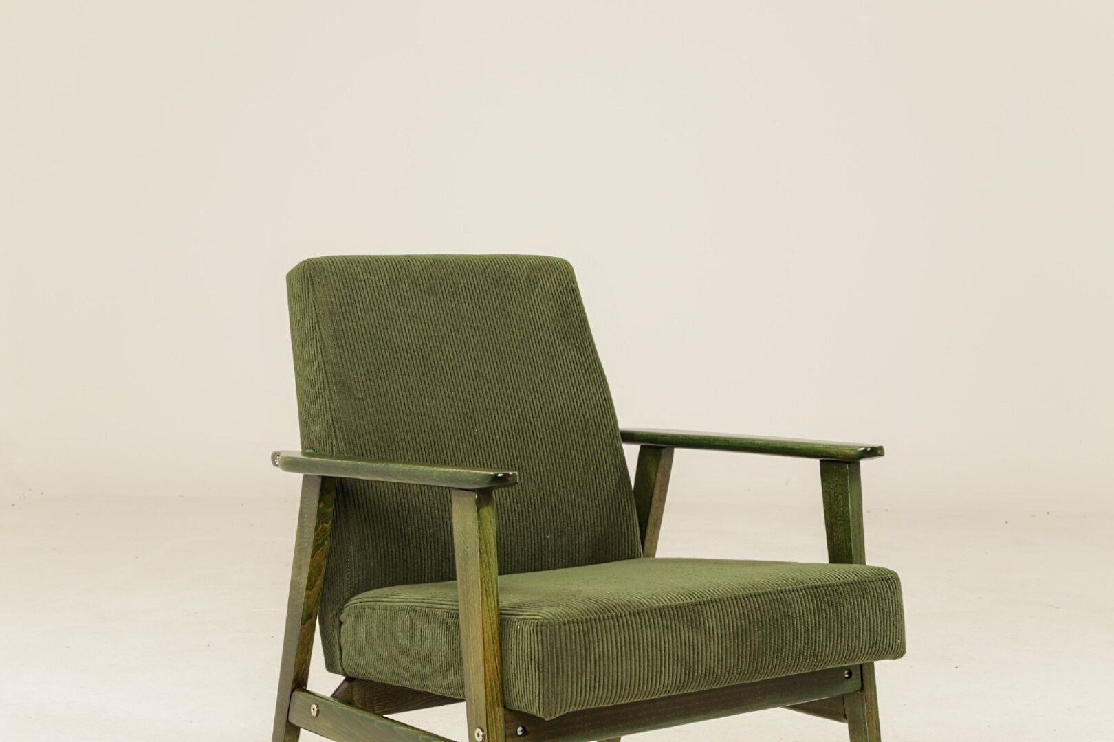 Fauteuil vintage en velours côtelé vert olive, bois vert