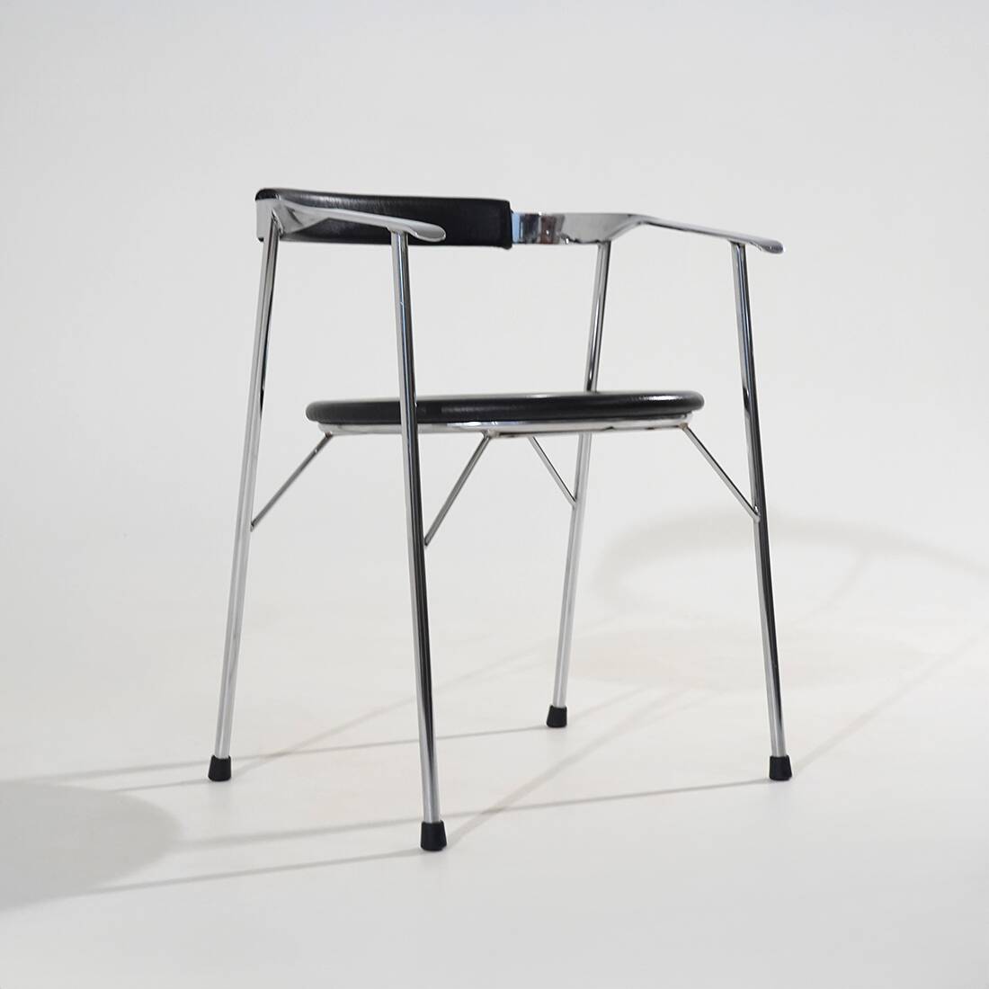 4 chaises en métal chromé et cuir noir, années 1980