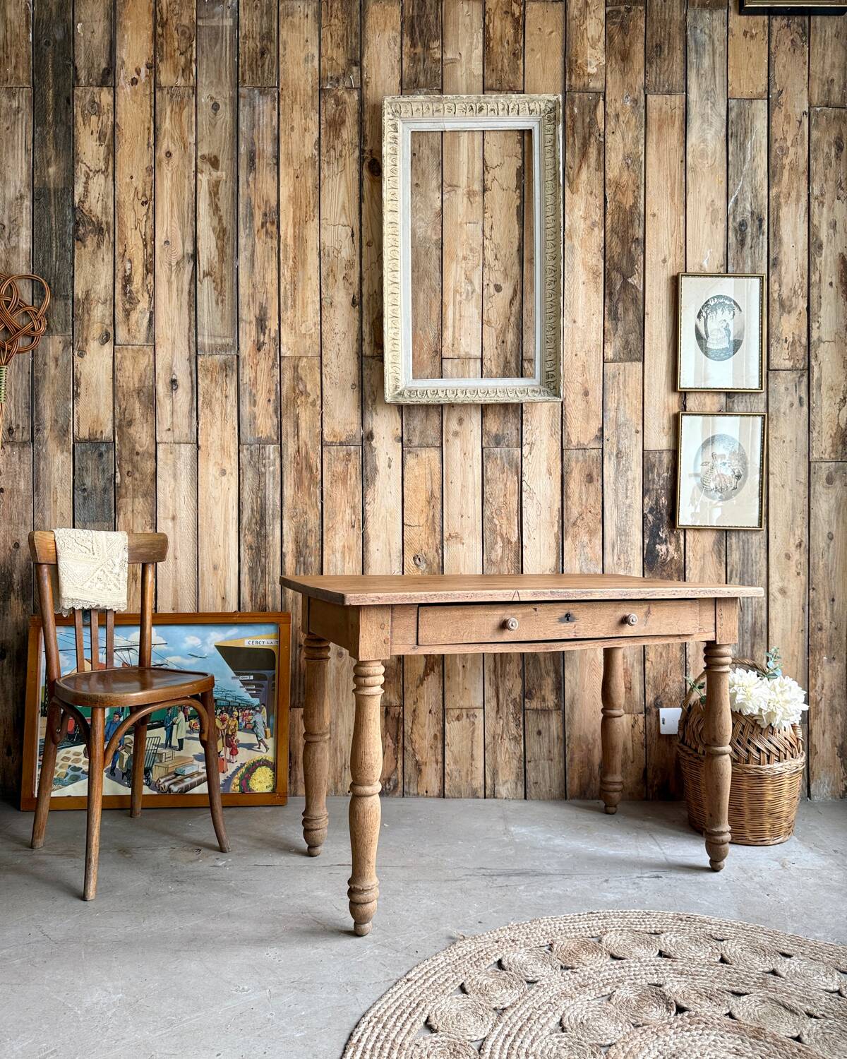 Table with turned legs in solid oak (renovated)
