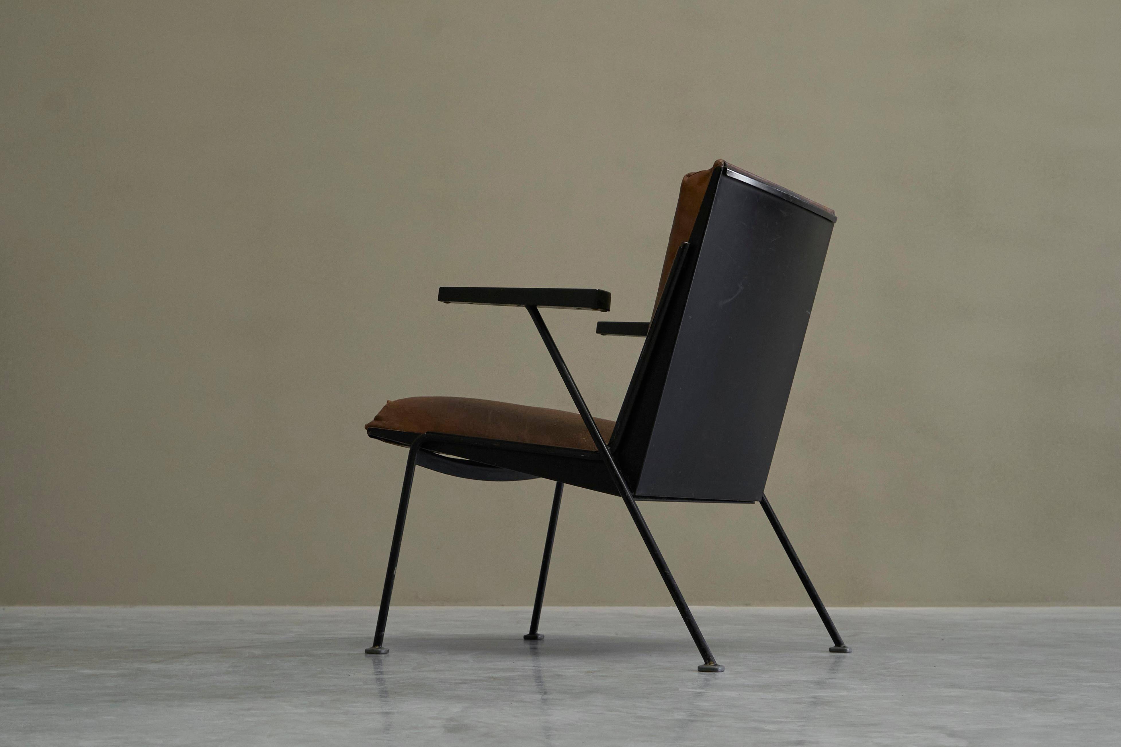 Modernist Dutch lounge chair in enamelled steel and leather from the 1950s.