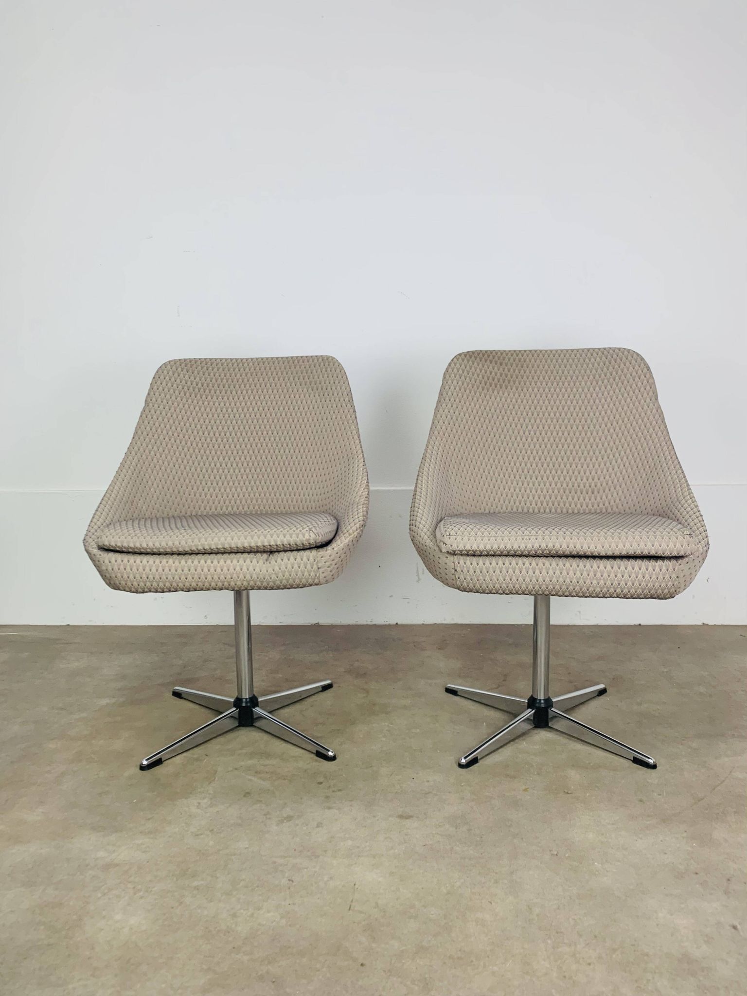 Paire de chaises coque 70's, pivotantes, vintage