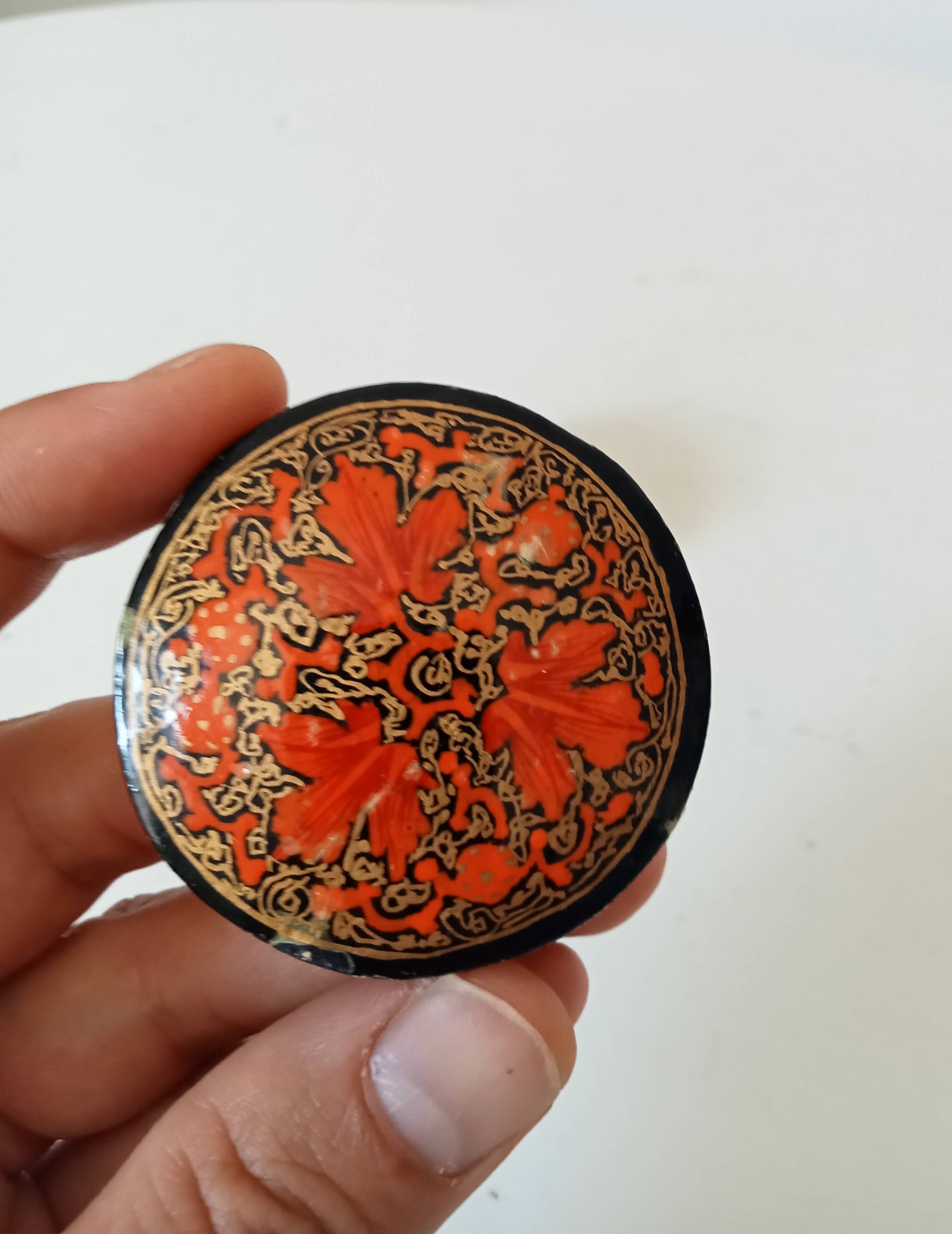 Small antique Kashmiri bonbonnière/pillbox in papier-mâché.