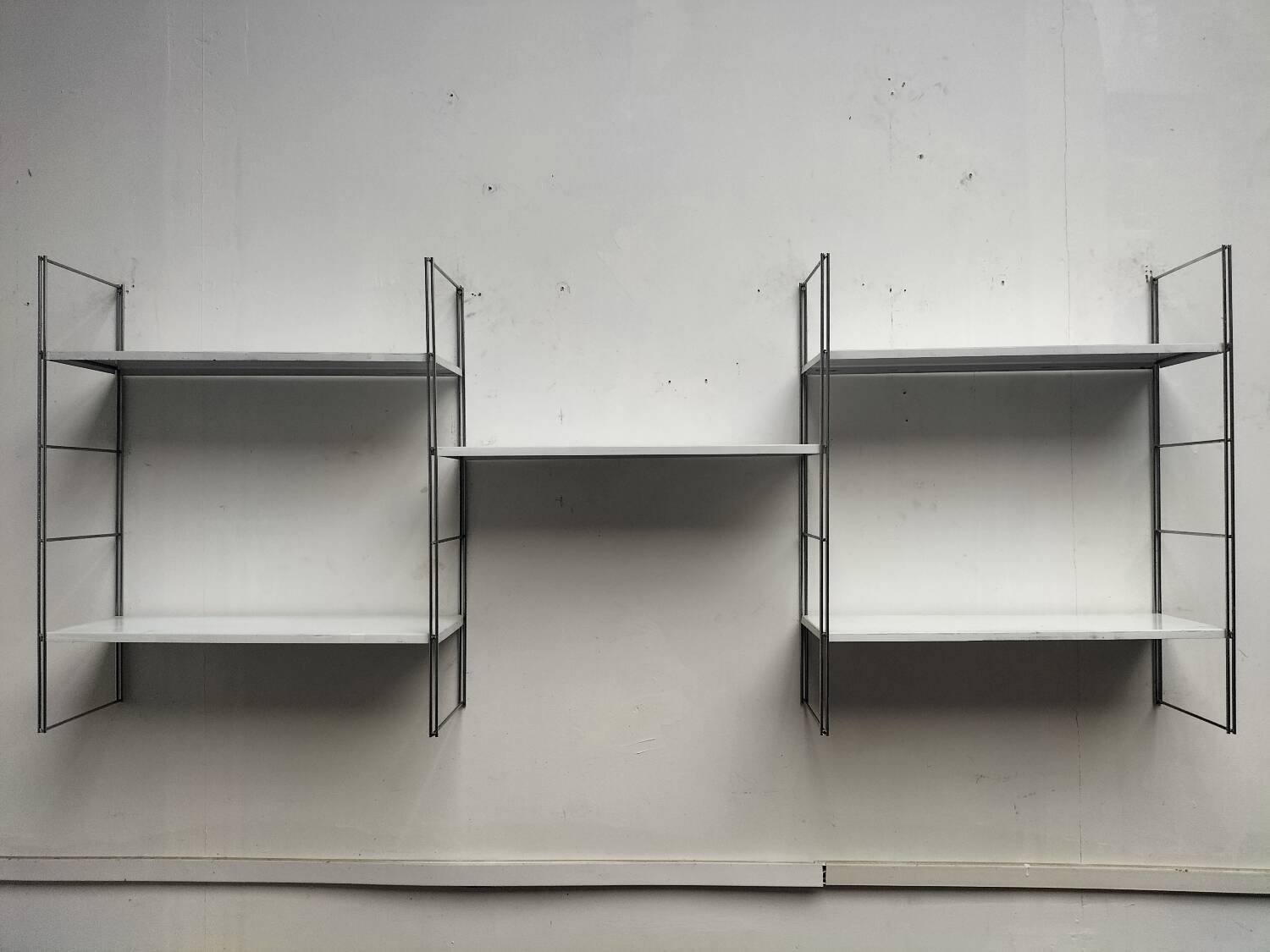 Metal string shelf