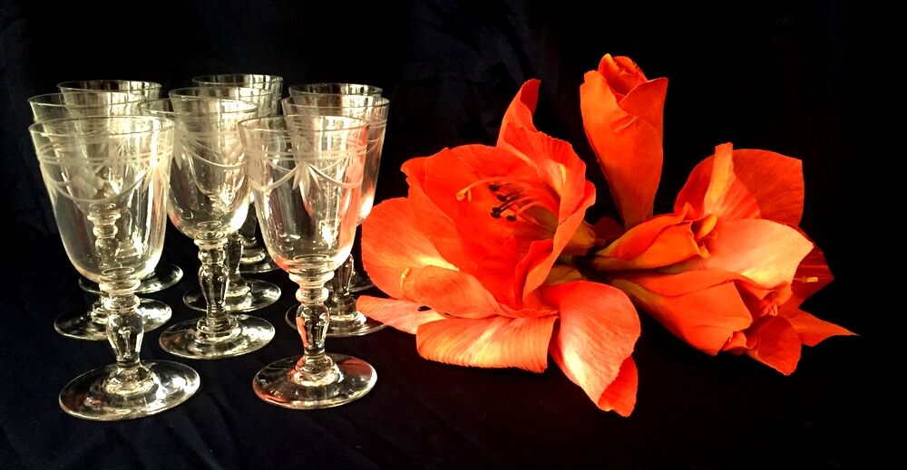 SUITE OF 8 GLASSES OF COOKED WINE OR LIQUEUR IN GRAVE CRYSTAL FROM THE YEARS 1930 1940