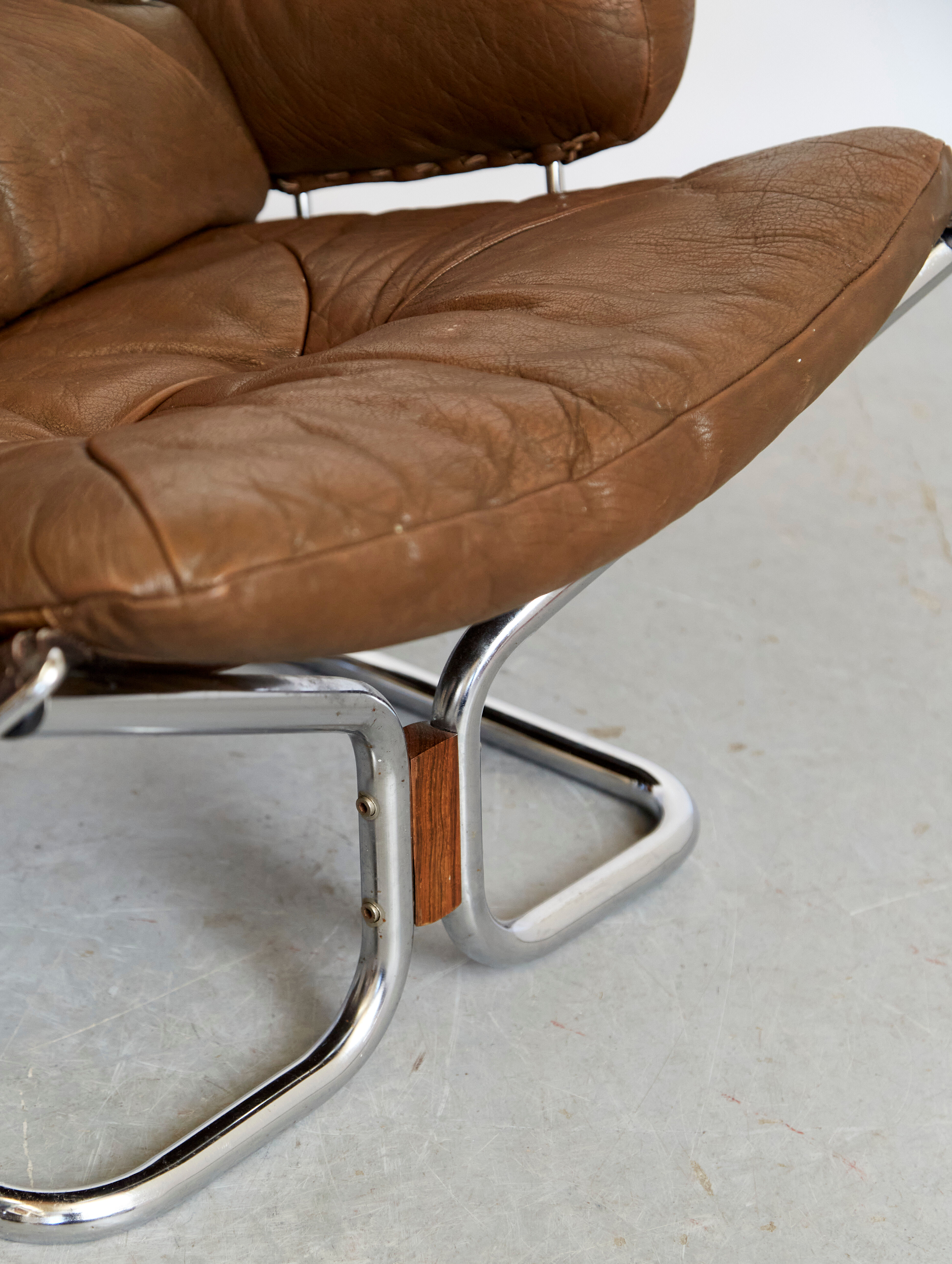 Fauteuil et ottoman design Harald Relling édité par Langlos Möbelfabrik
