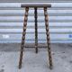 Tabouret tripode en bois massif