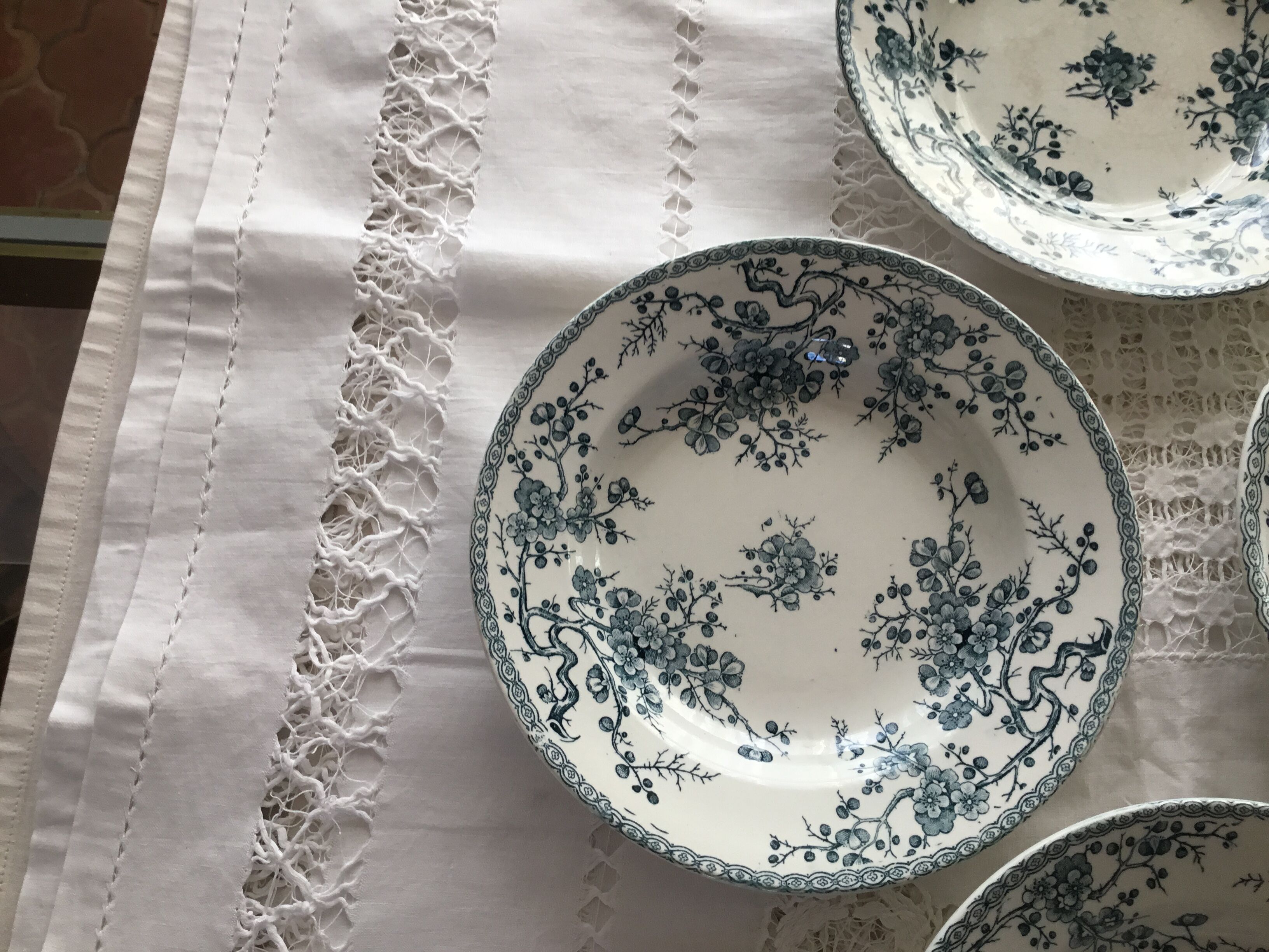 Set of 4 plates of the faience factory of gien