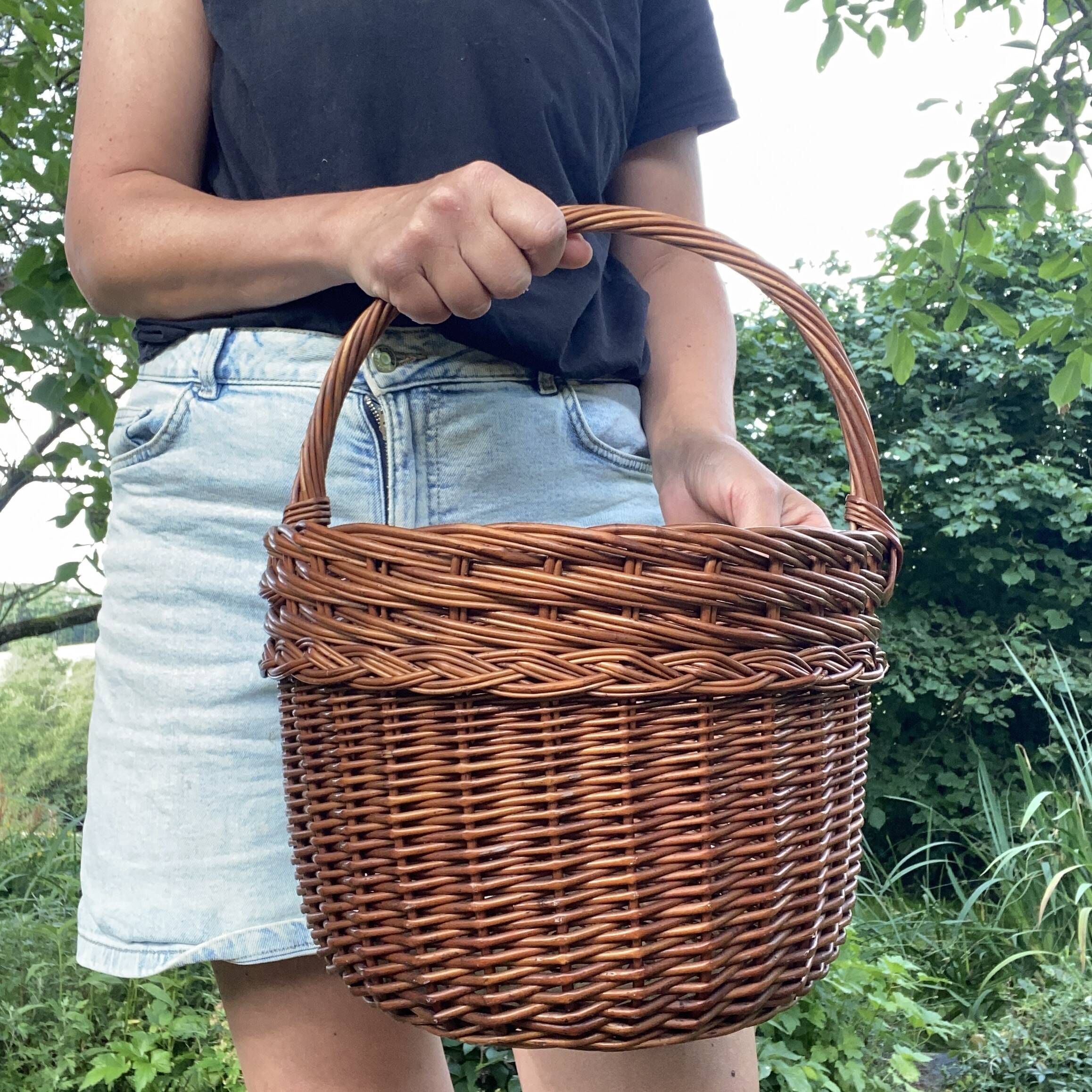 Woven wicker round basket