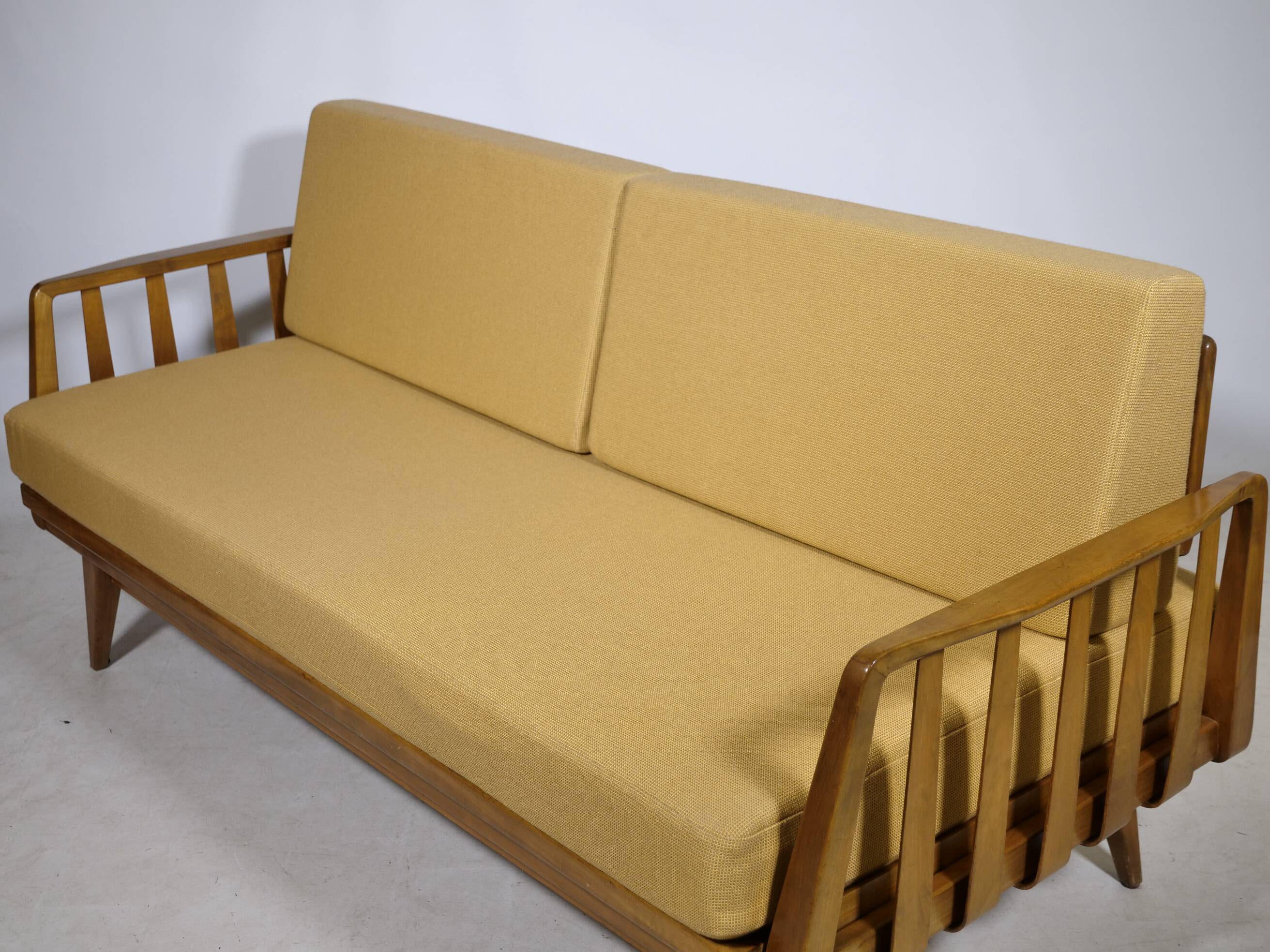 Lit de jour de style mid-century en bois de cerisier par Walter Knoll pour Knoll Antimott, années 1960.