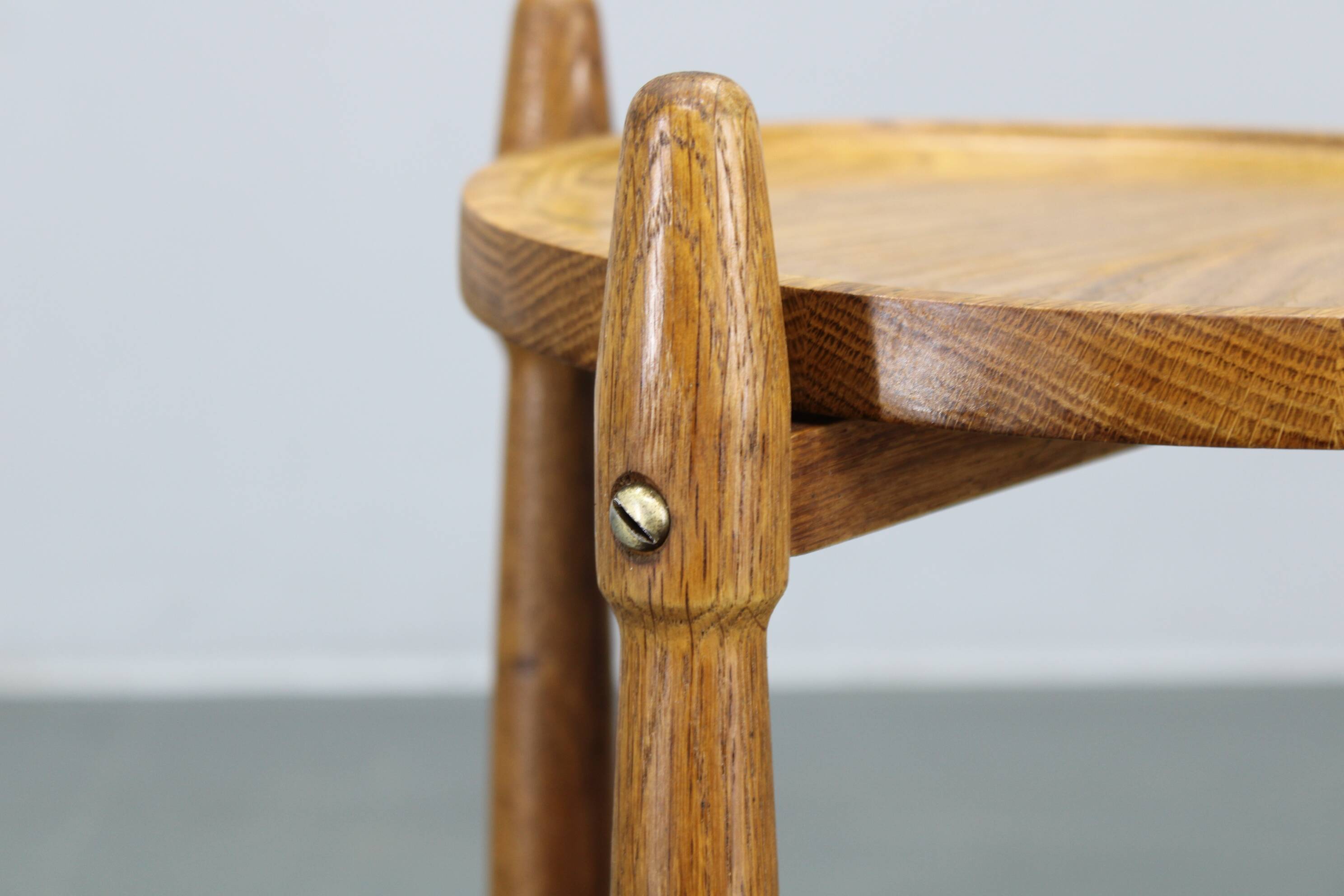 Table d'appoint danoise en chêne massif des années 1960 par Arne Basse pour Knabstrup