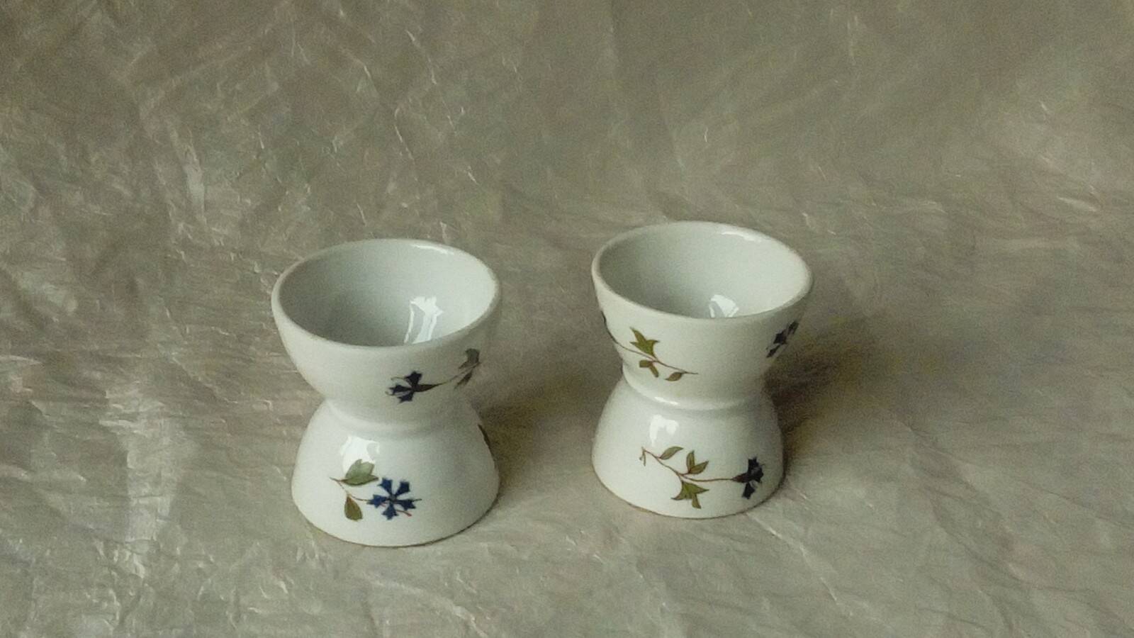 Diabolo porcelain egg cup with barbell decoration