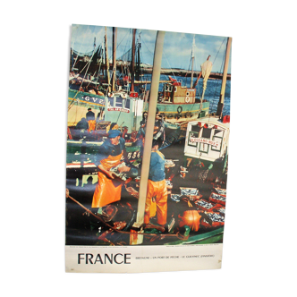 Displays the Guilvinec 1960s fishing port