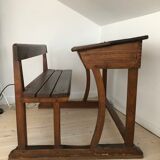 Bureau d’écolier ancien et ses encriers