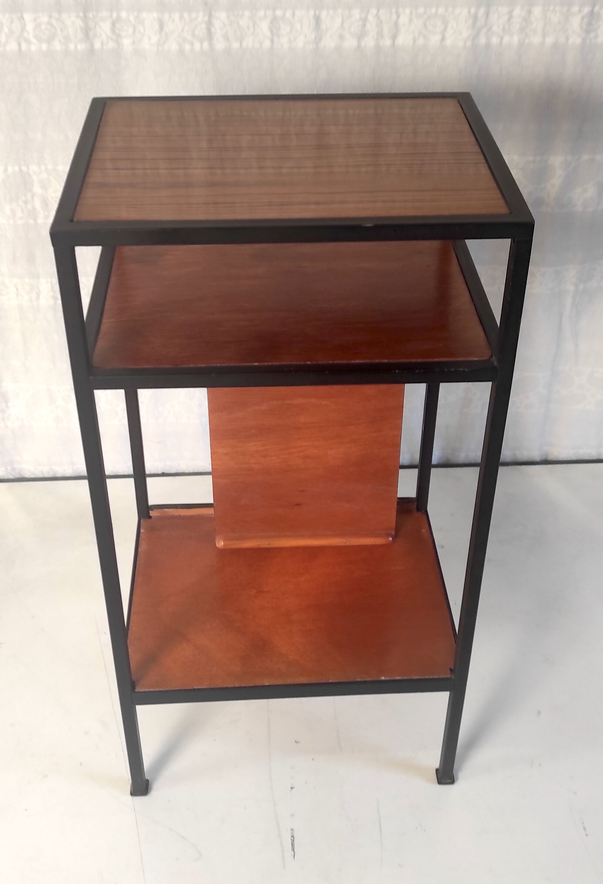 Table d’appoint moderniste métal et bois années 50-60