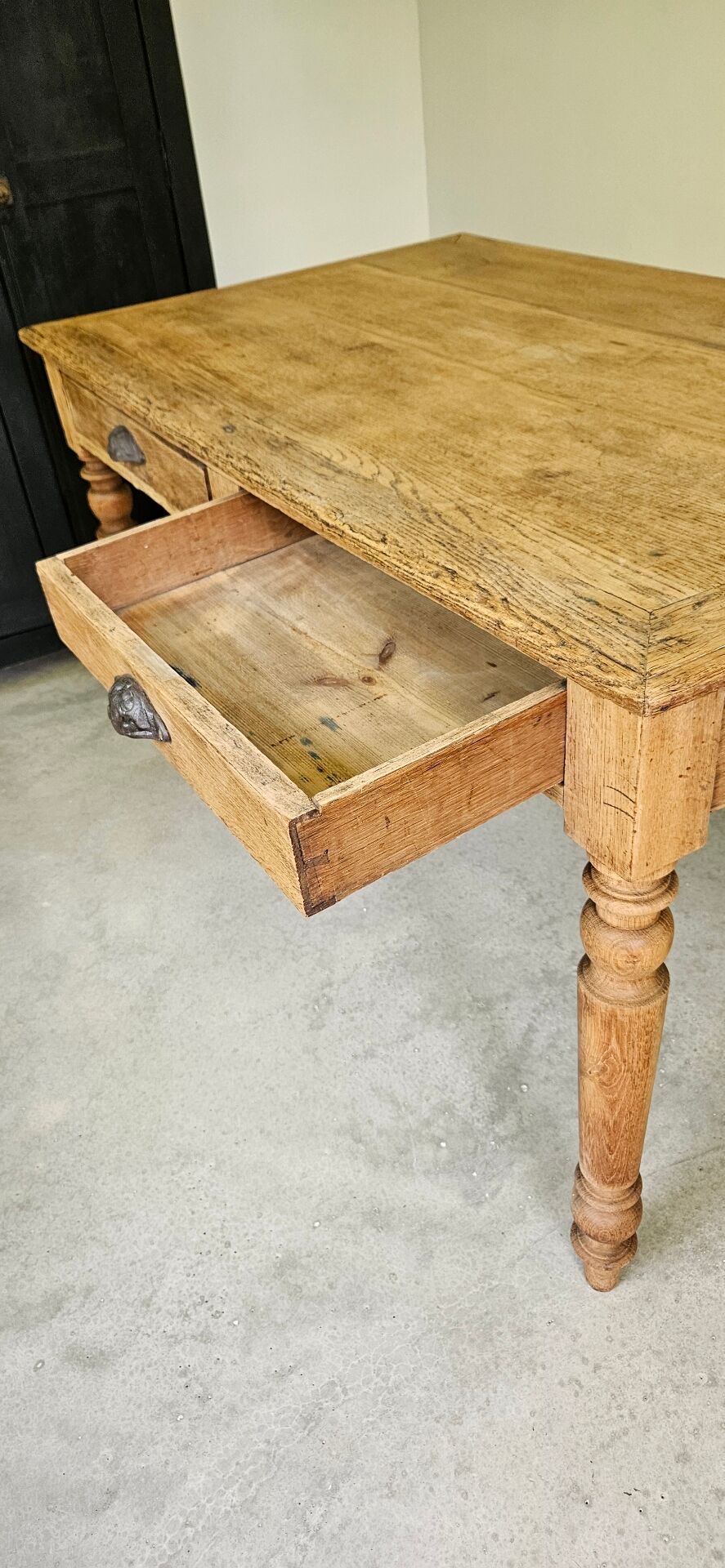 Farmhouse table, solid oak wood, raw finish, shell handles, for 6 people.