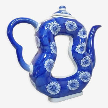 Théière asiatique ancienne de forme toroïdale en porcelaine bleue décor fleuris XX ème