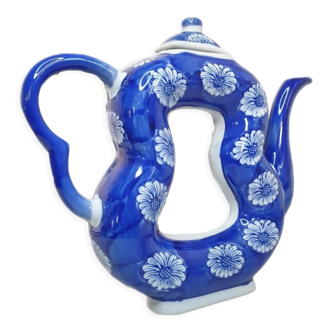 Théière asiatique ancienne de forme toroïdale en porcelaine bleue décor fleuris XX ème