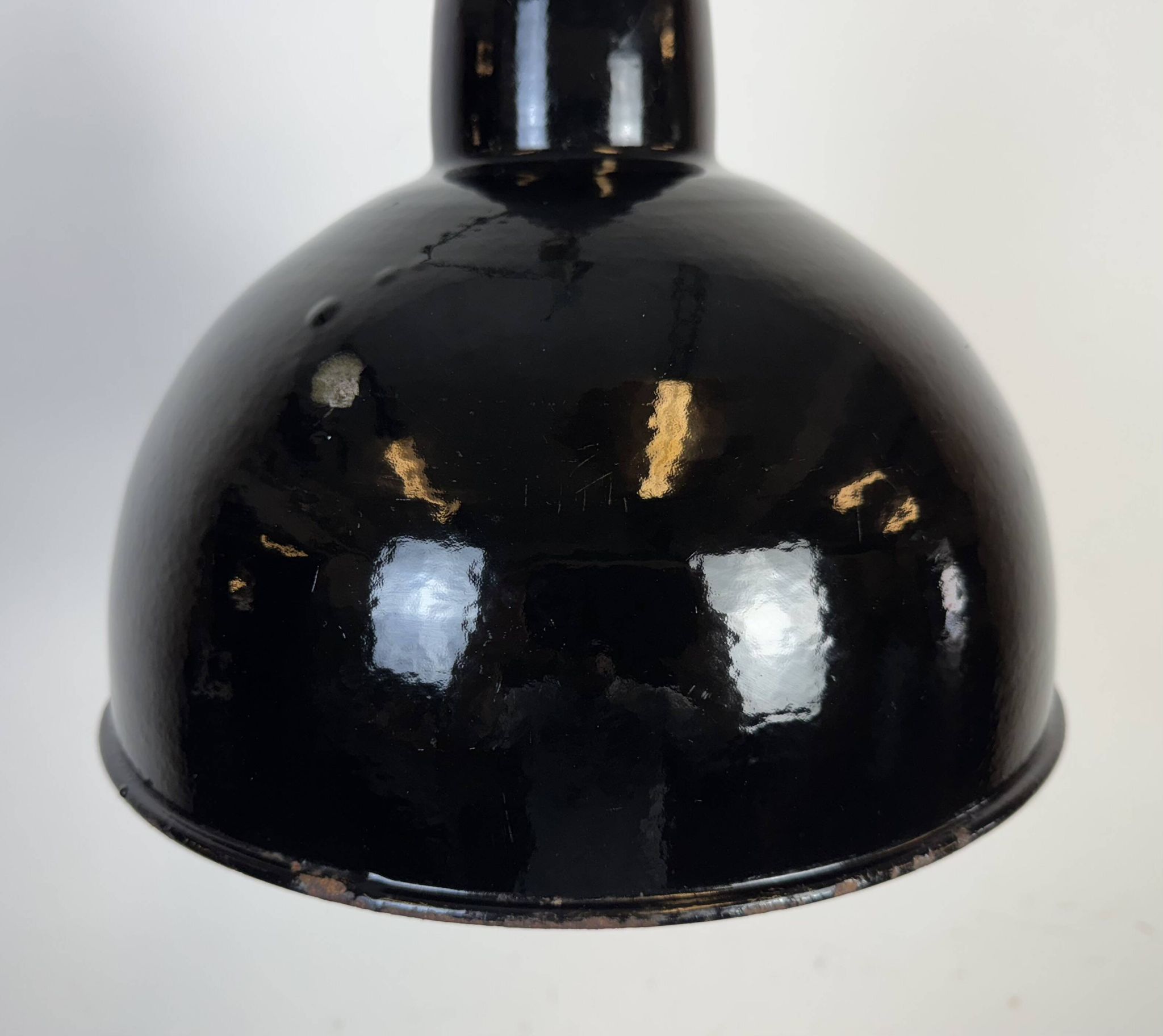 Lampe d'usine industrielle en émail noir avec dessus en fonte, années 1950