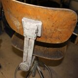 Swivel-adjusting industrial high chair