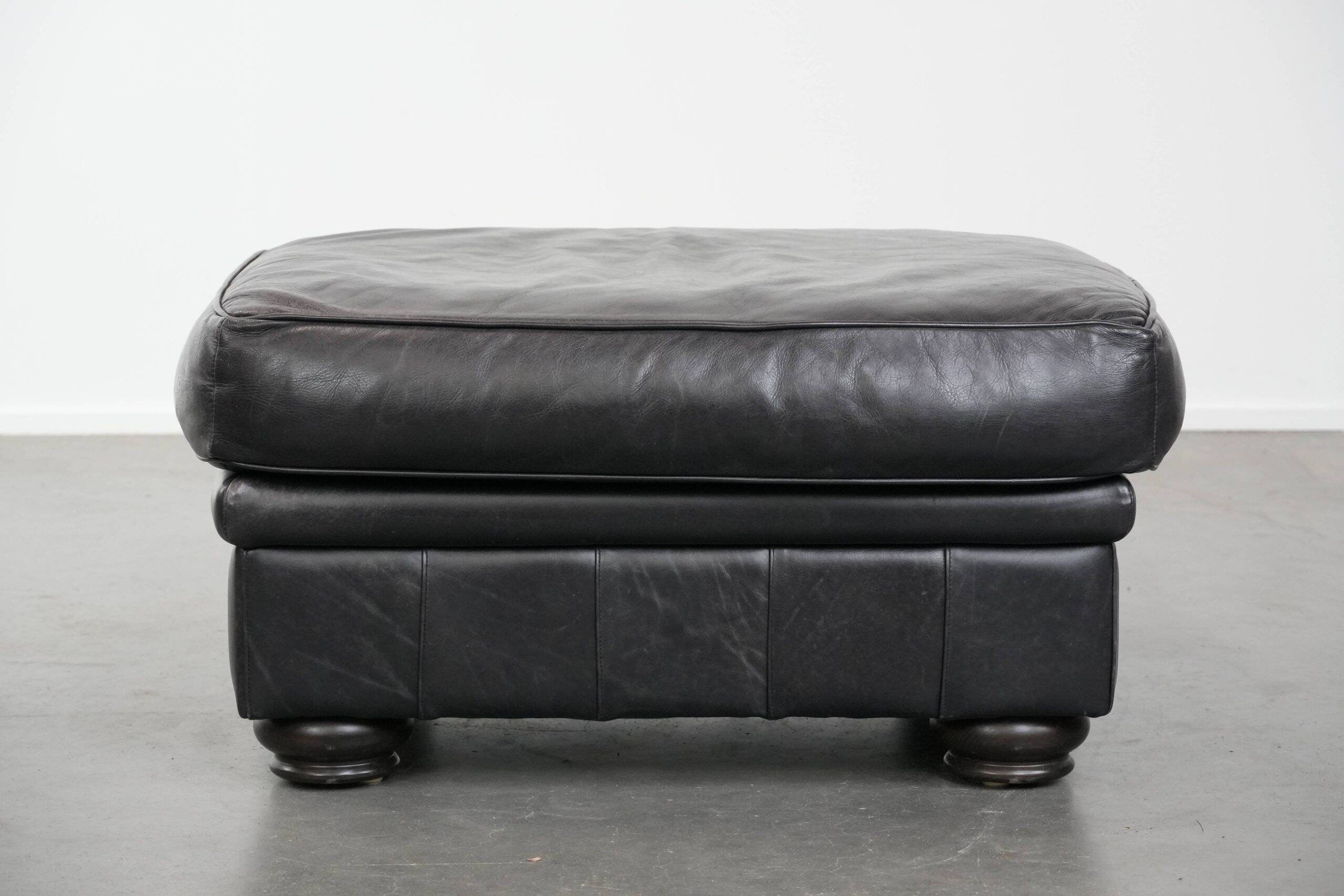 Set consisting of a cowhide leather Chesterfield sofa and matching ottoman