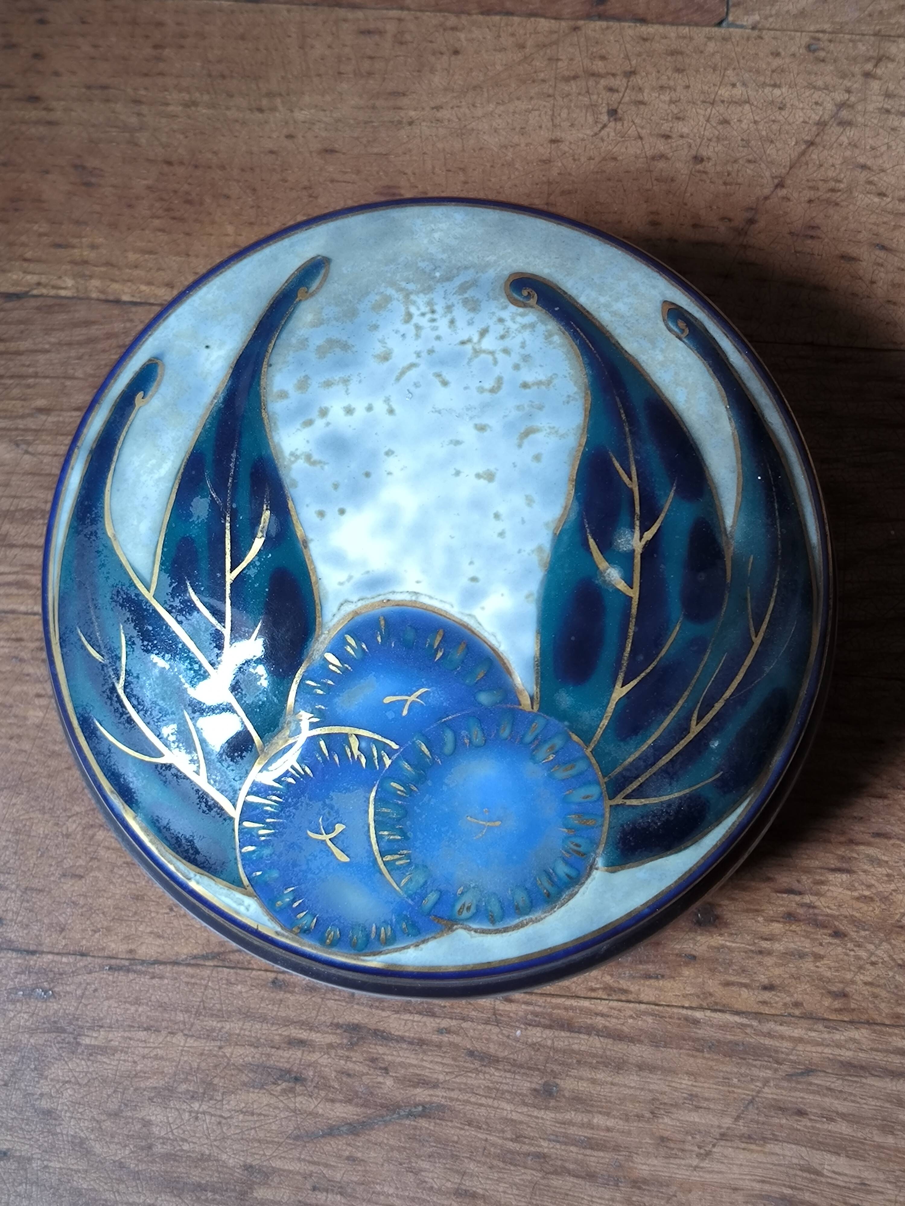 Camille THARAUD Signed circular porcelain box. 15 cm