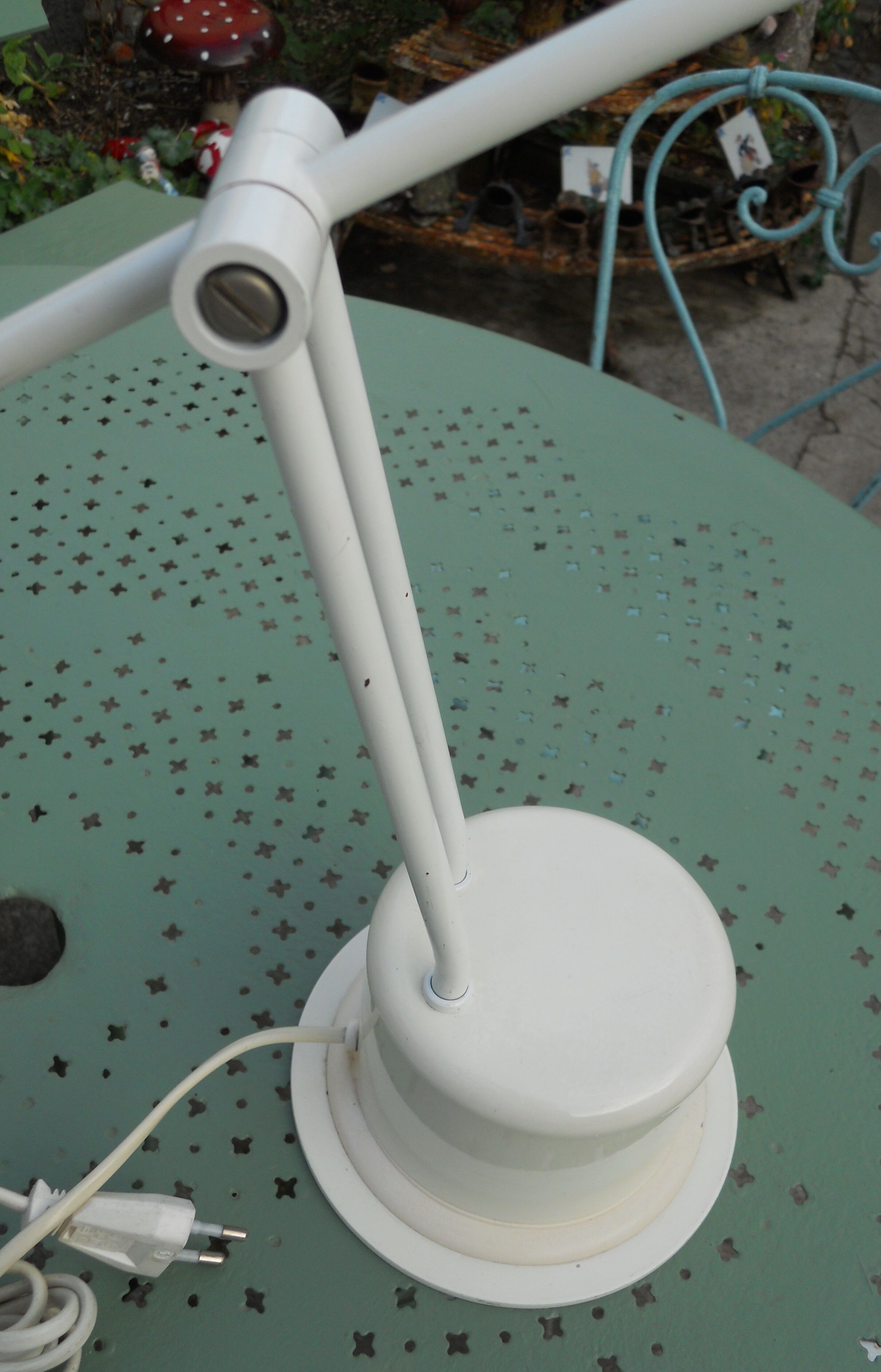 Massive swing desk lamp has two lights and a kneecap