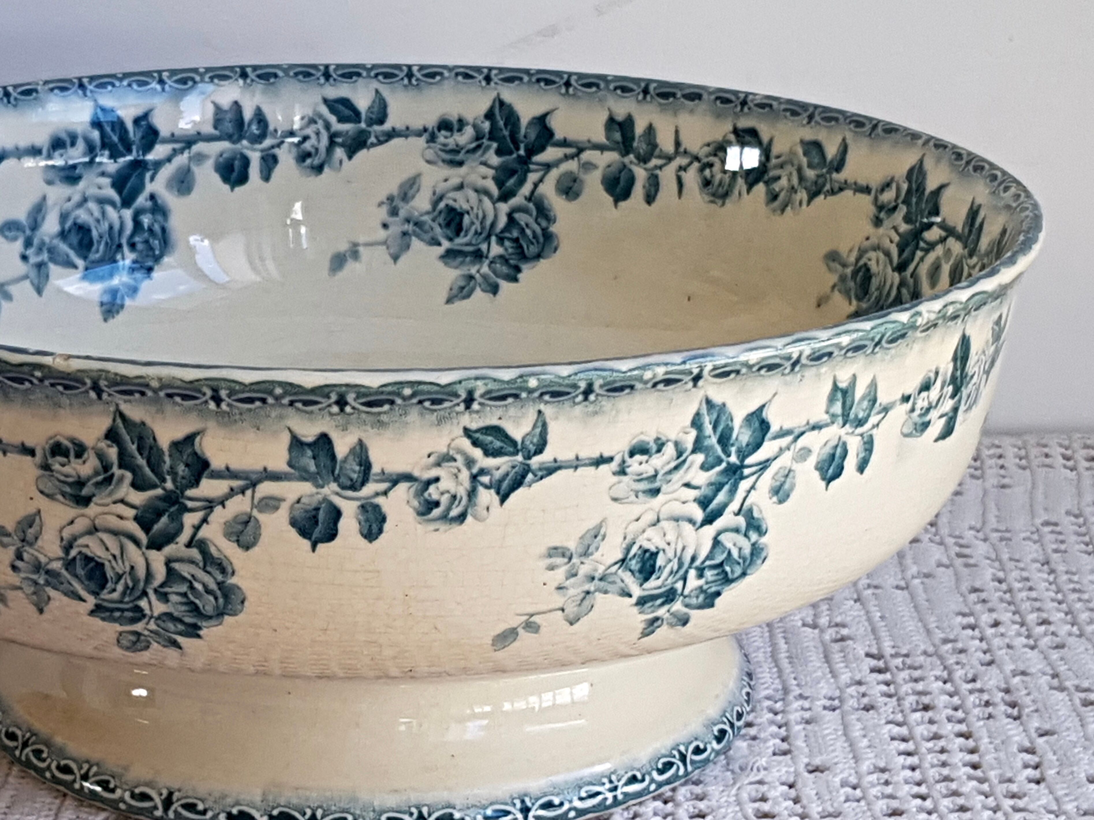 Choisy le Roi Boulenger et Cie Terre de Fer old bowl with floral décor