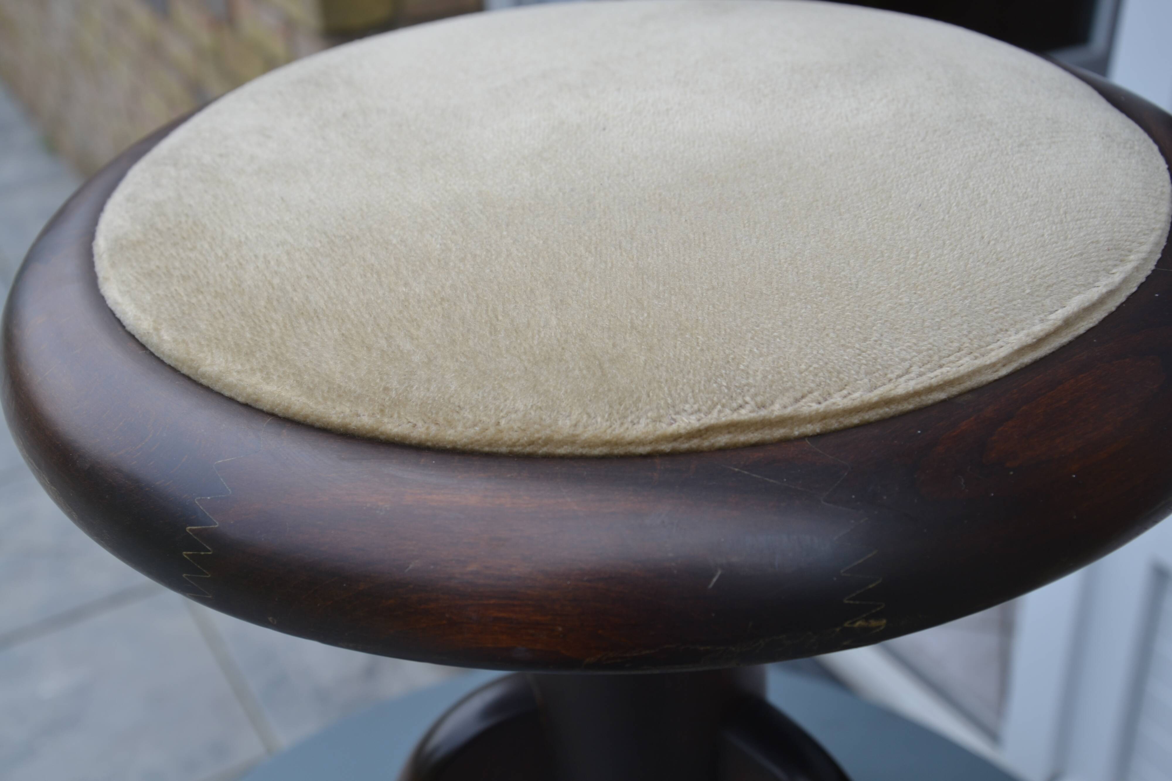 Rotating piano stool