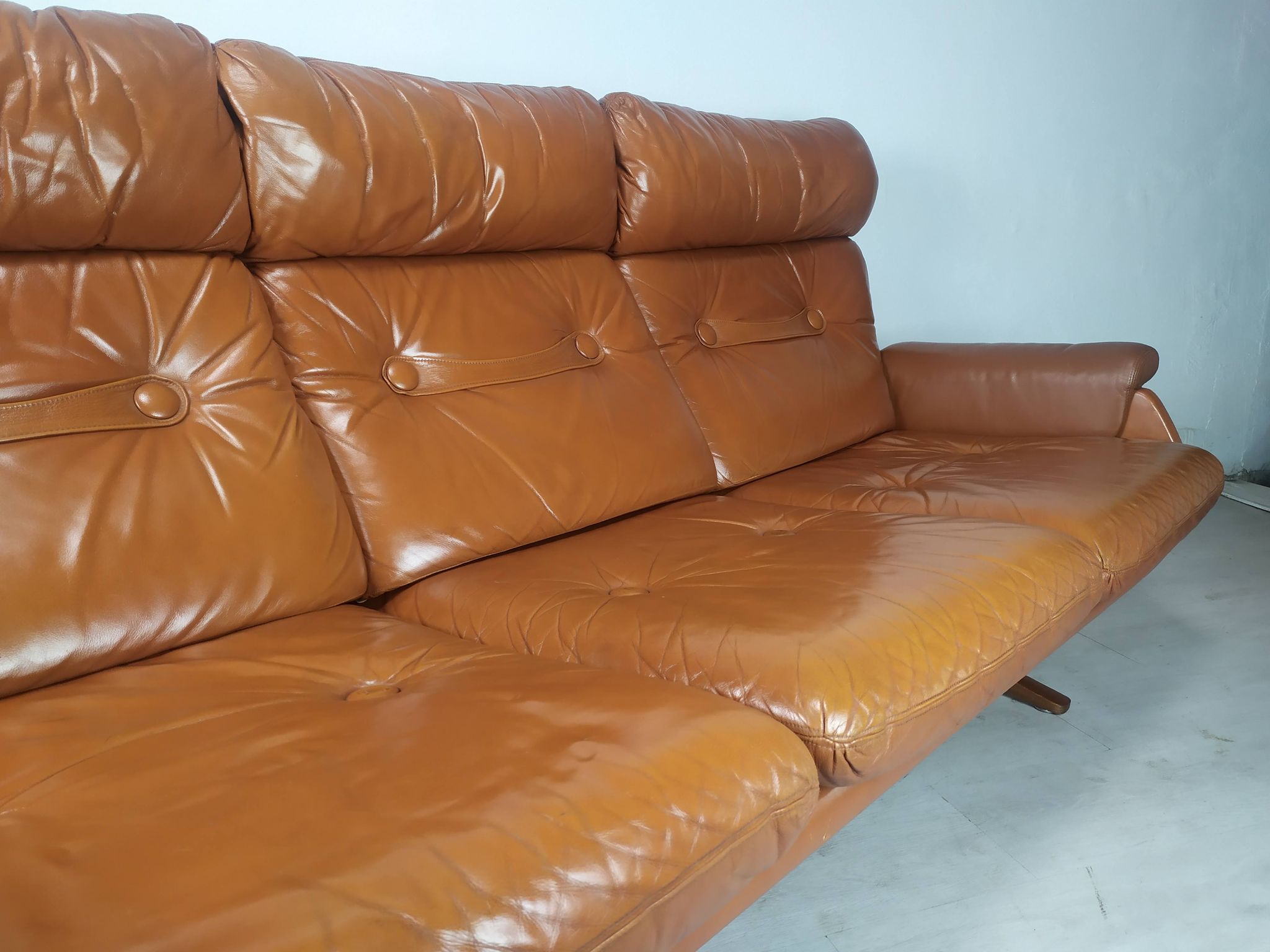 Canapé cuir fauve scandinave