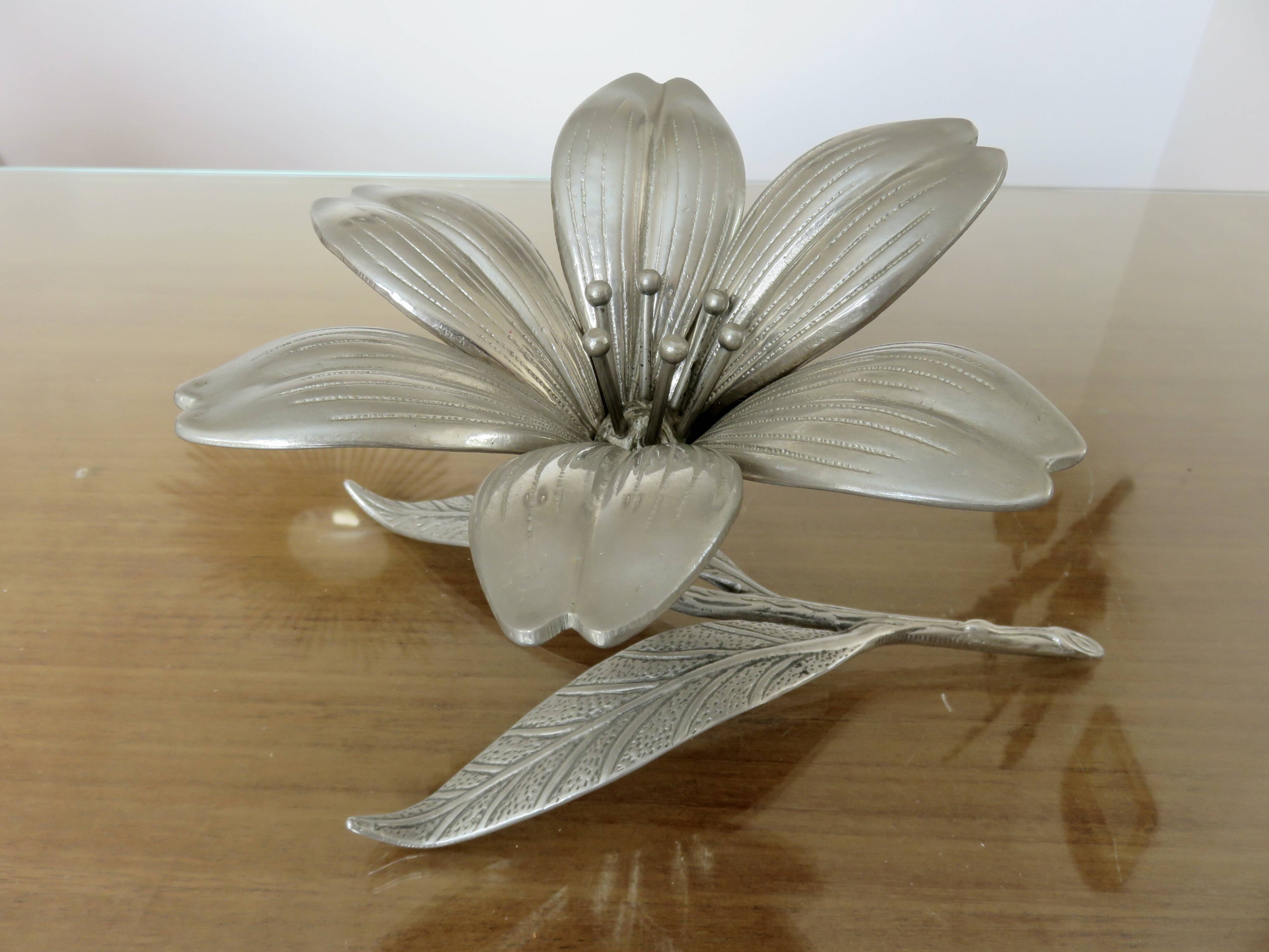 Flower ashtray in silver metal from the 60s and 70s