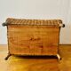 Grand panier à couture vintage en osier - tabouret en tissu matelassé - 1950