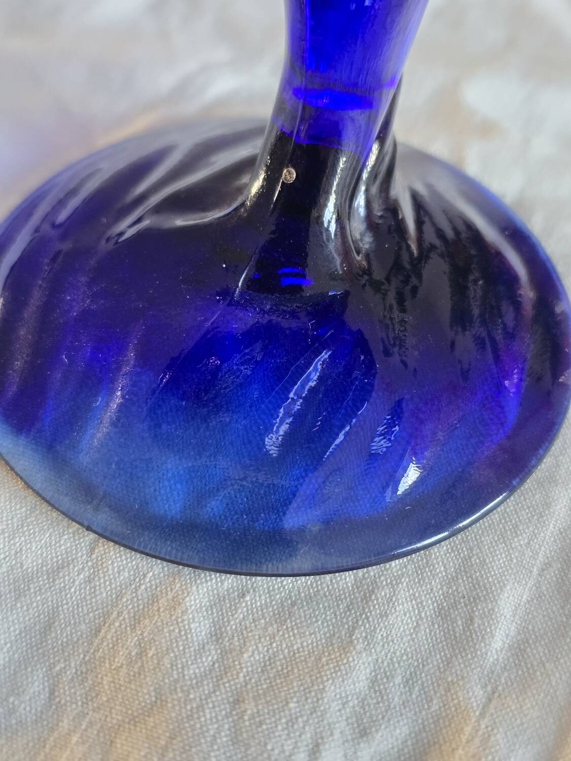 Coupe vintage La Rochère bleu cobalt sur pied