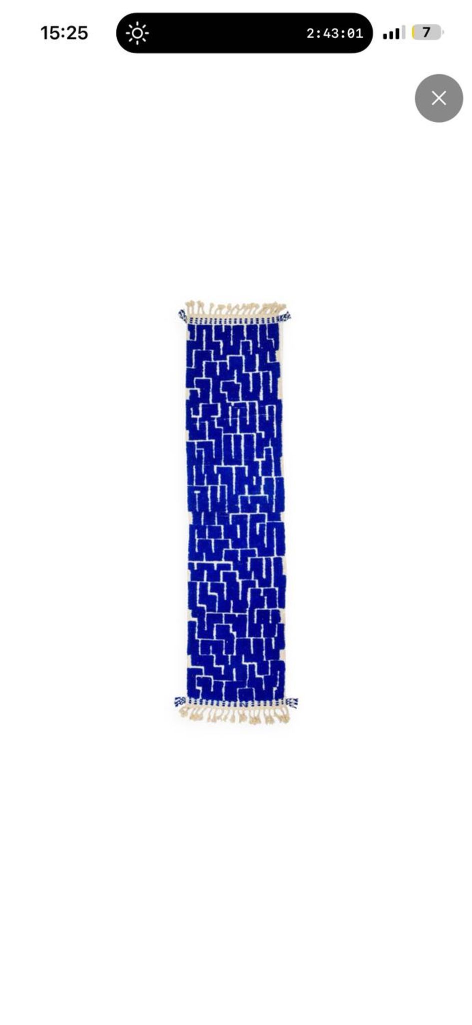 Tapis berbère de couloir bleu Klein à reliefs