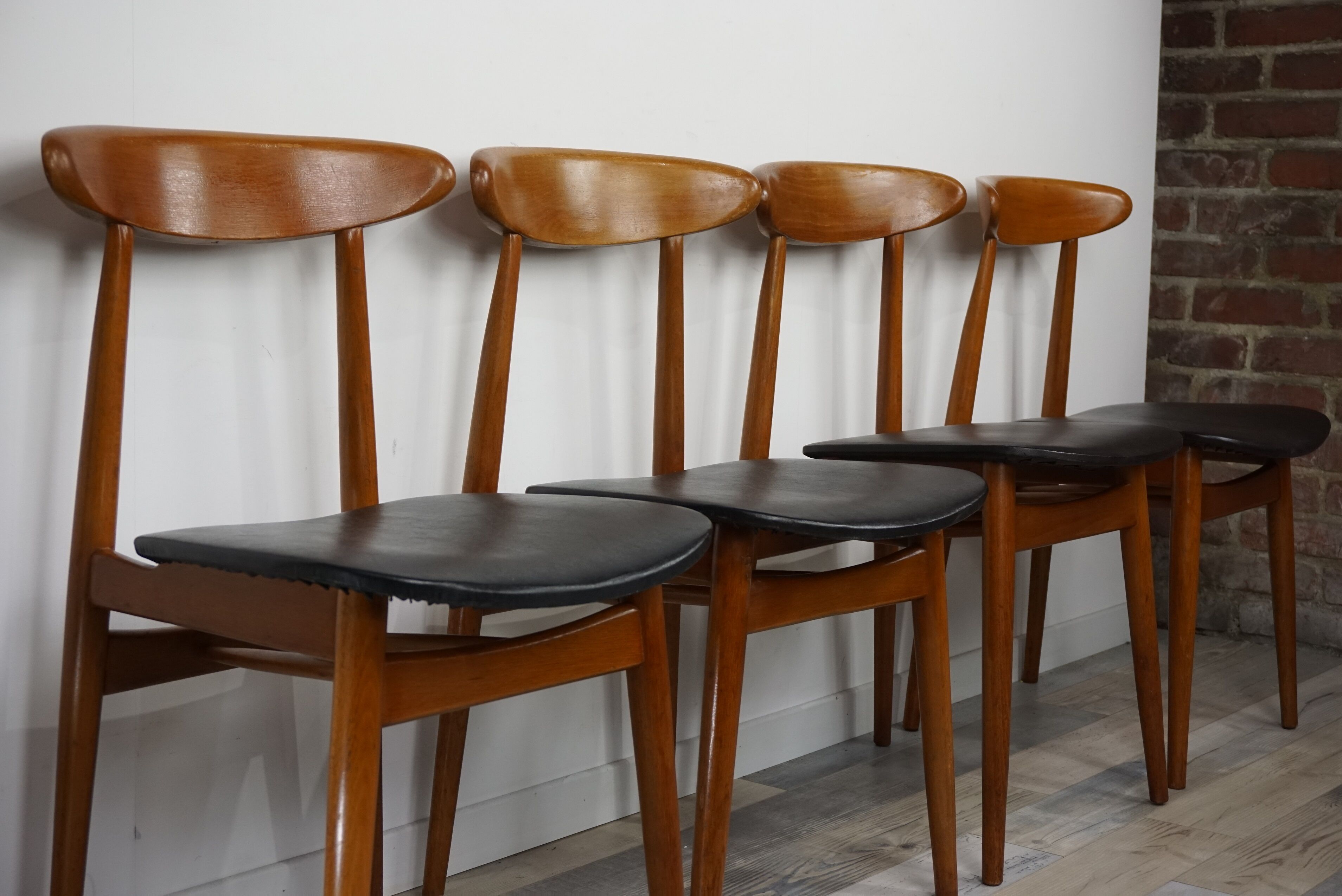 Set of 4 chairs 60s in teak and black leatherette