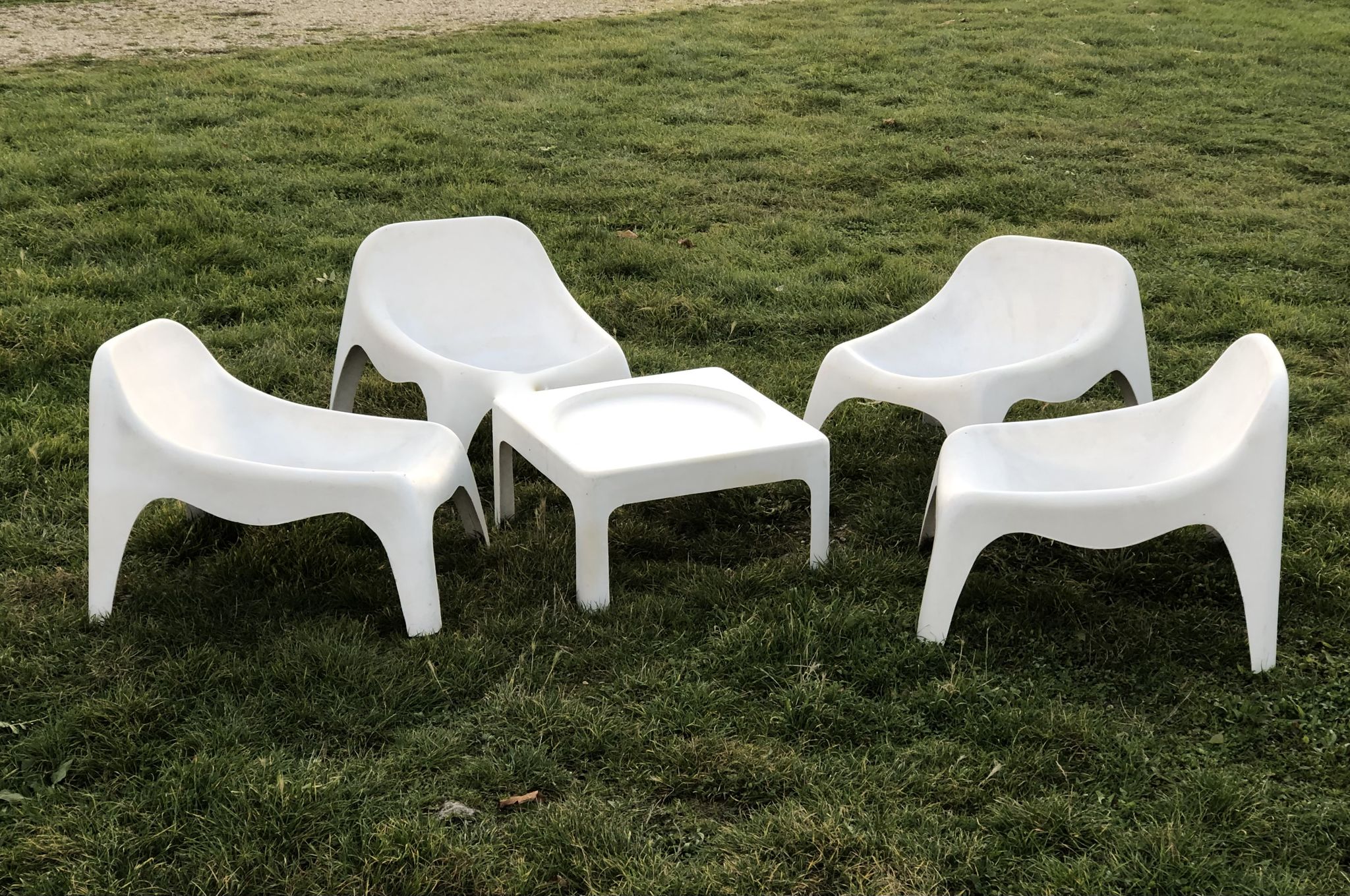 Salon de jardin avec 4 fauteuils et 1 table basse