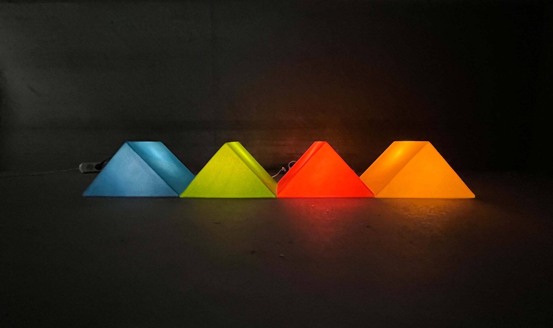 Lampe de sol ou de table en forme de prisme vert postmoderne de Heico, années 1980.